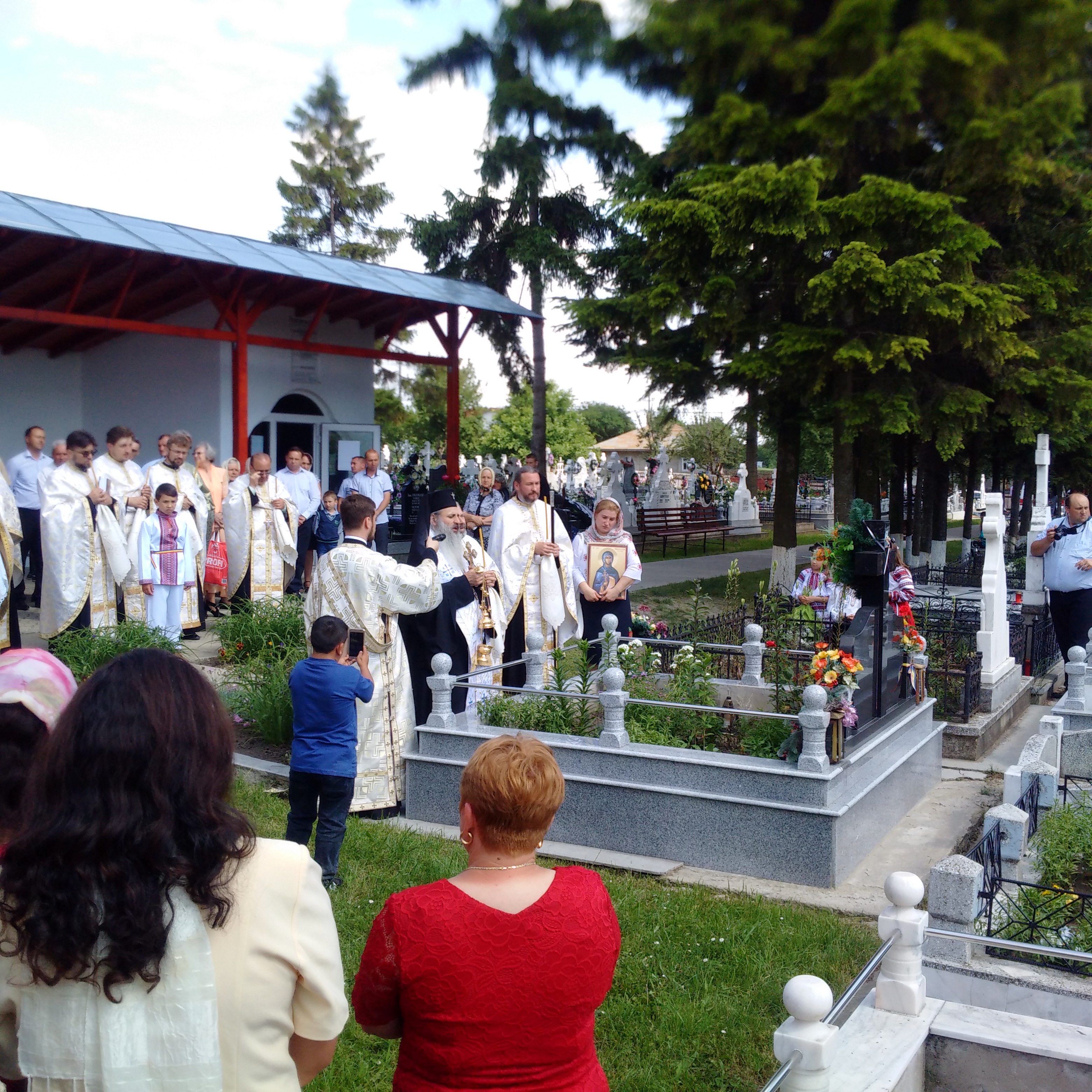 Sfinţire de casă praznicală la Biserica „Sfinţii Voievozi Mihail şi Gavriil” - Dersca 1