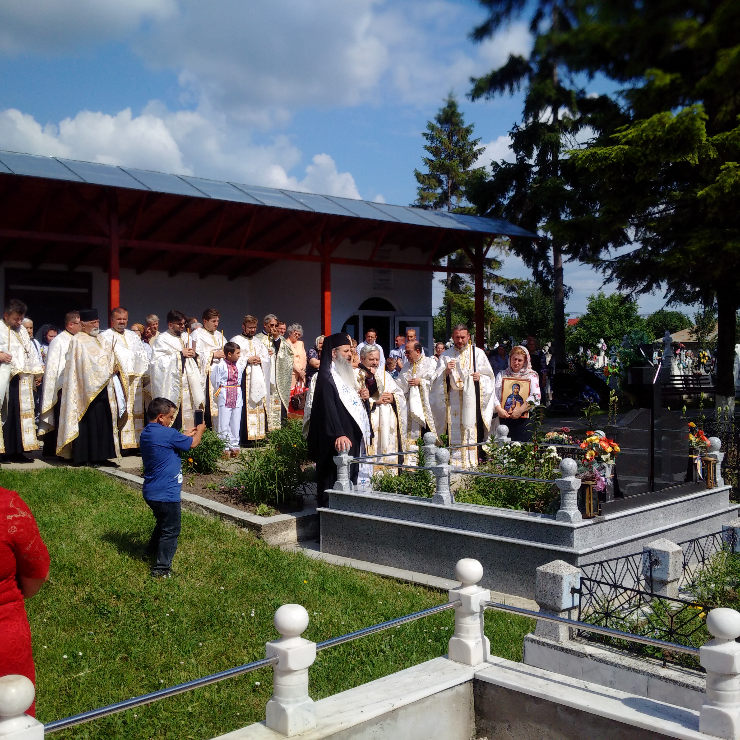 Sfinţire de casă praznicală la Biserica „Sfinţii Voievozi Mihail şi Gavriil” - Dersca 1