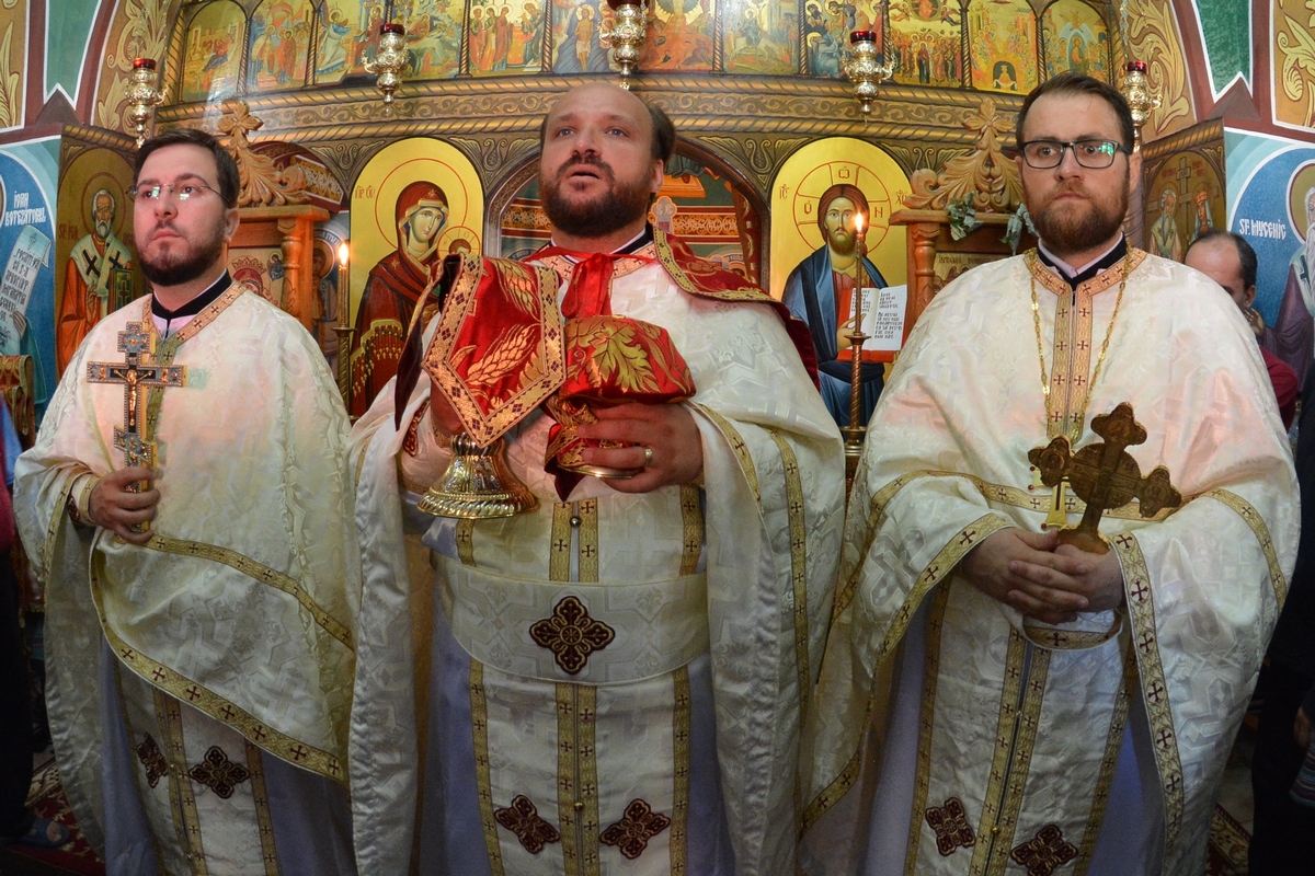 Sfinţii Apostoli Petru şi Pavel, cinstiţi la Spitalul Pădureni - Grajduri Sfinţii Apostoli Petru şi Pavel, cinstiţi la Spitalul Pădureni - Grajduri