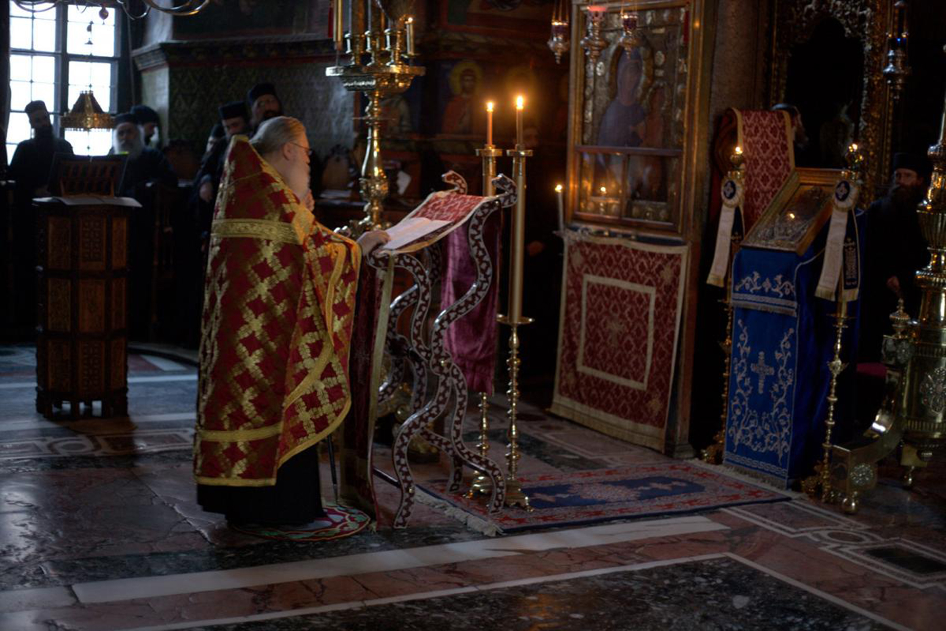 Arhimandritul Efrem, egumenul Mănăstirii Vatoped, citind acatisul înaintea icoanei Maicii Domnului „Pantanassa” Arhimandritul Efrem, egumenul Mănăstirii Vatoped, citind acatisul înaintea icoanei Maicii Domnului „Pantanassa”