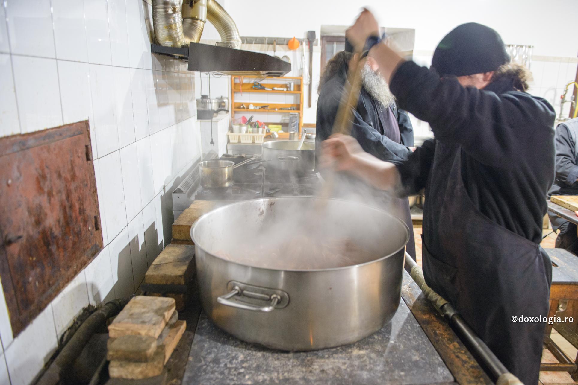 călugăr amestecând în oală