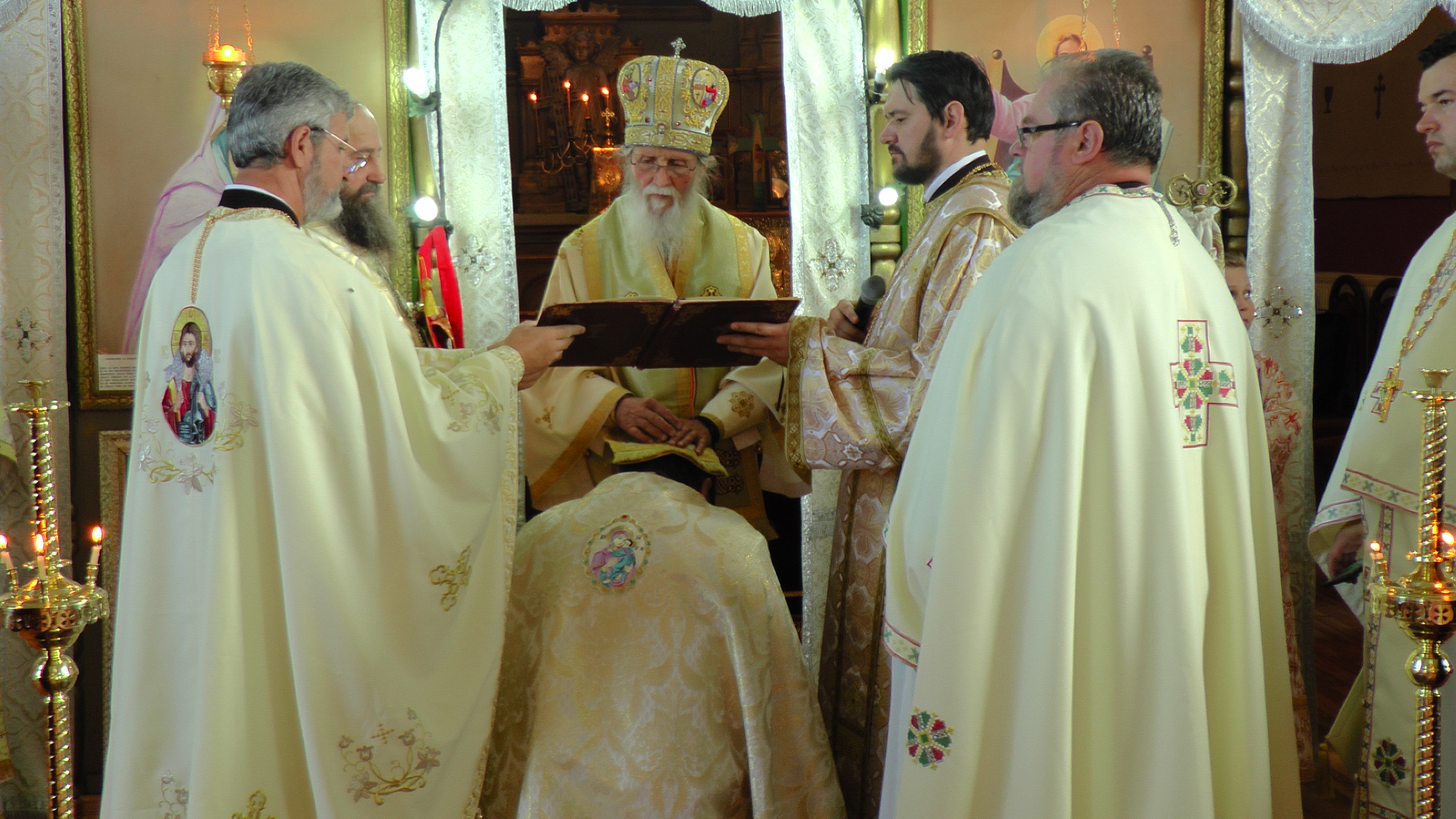 Slujire arhierească şi eveniment cultural în Parohia Ţibeni, Suceava