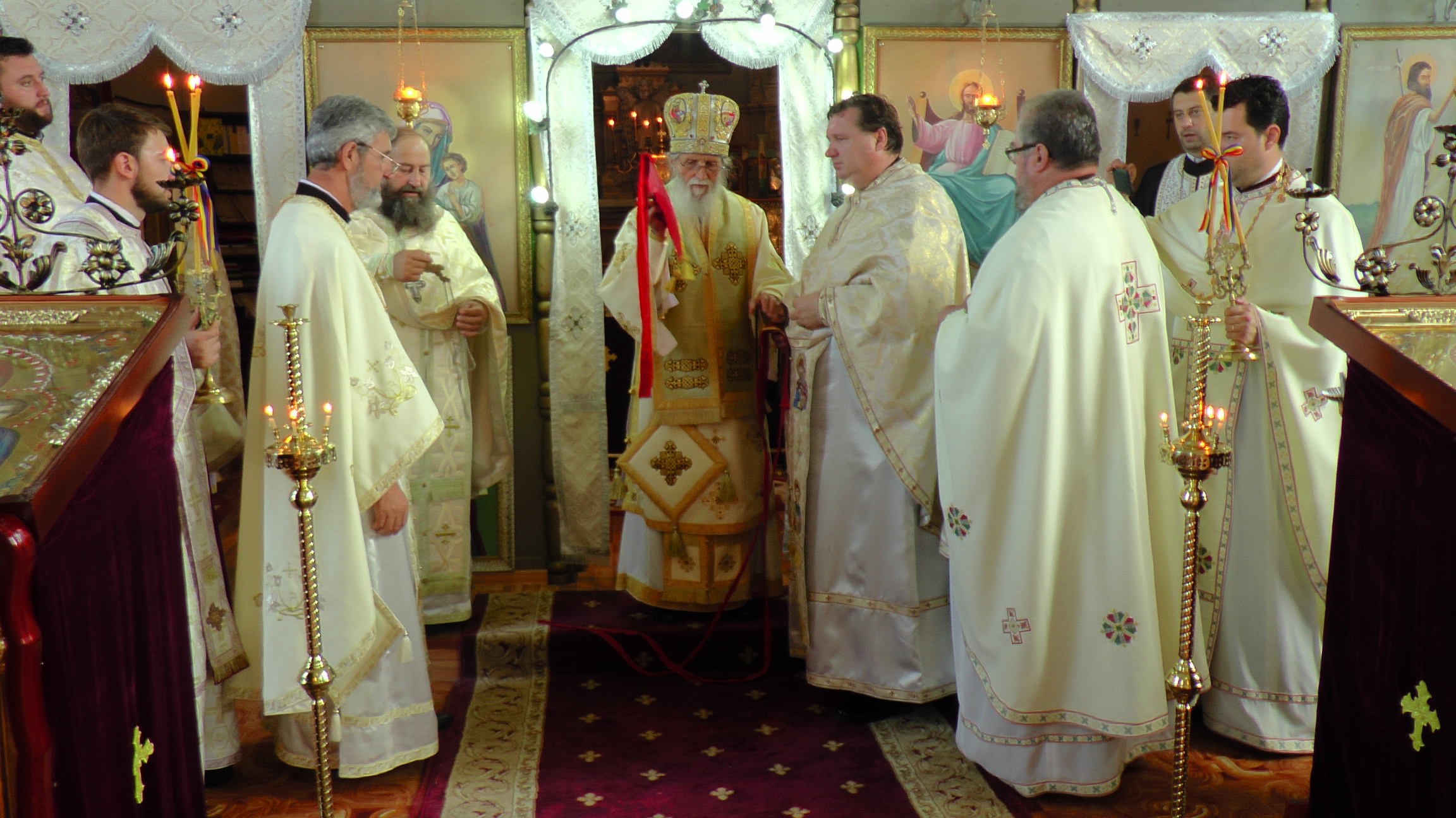 Slujire arhierească şi eveniment cultural în Parohia Ţibeni, Suceava