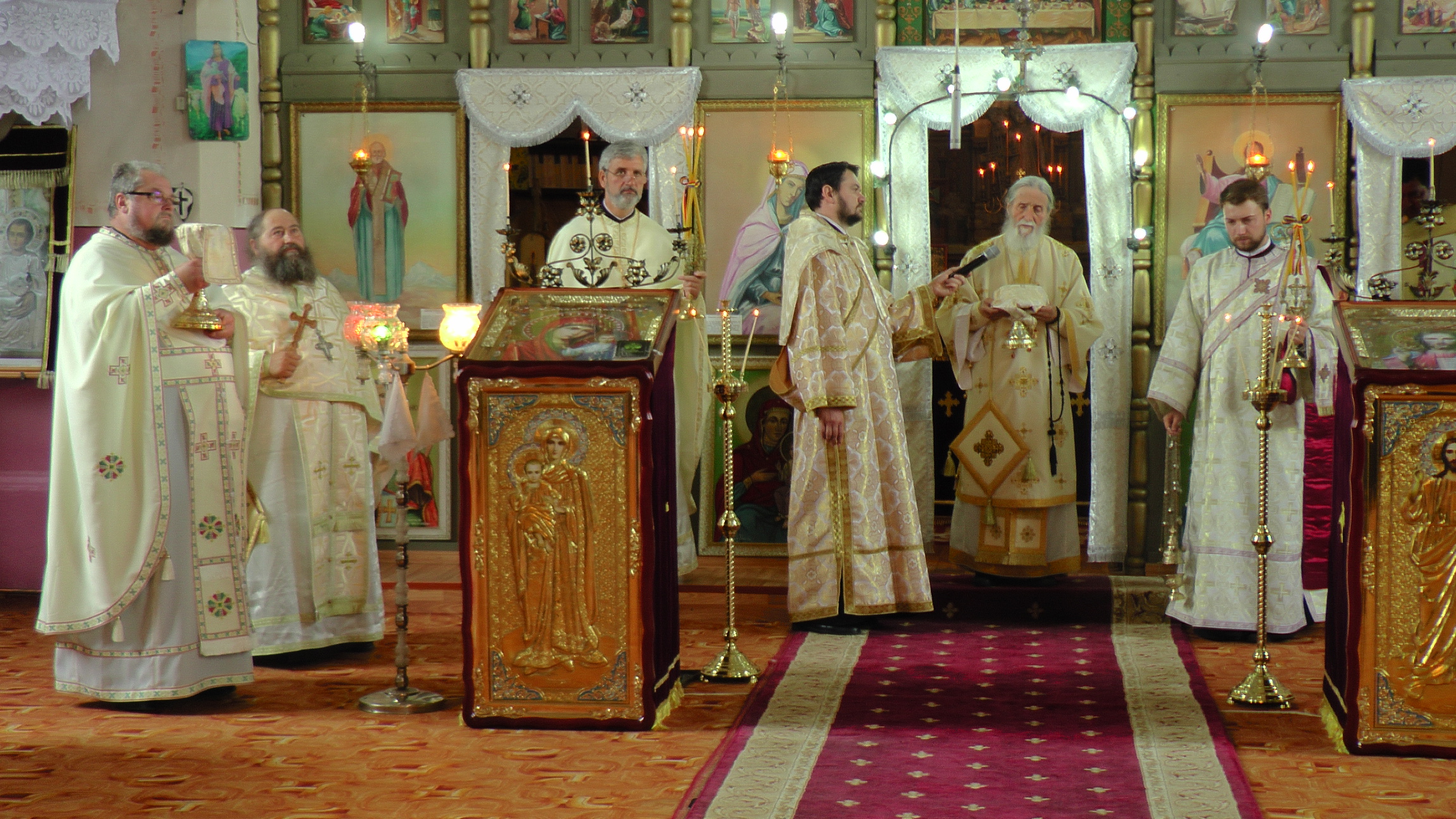 Slujire arhierească şi eveniment cultural în Parohia Ţibeni, Suceava