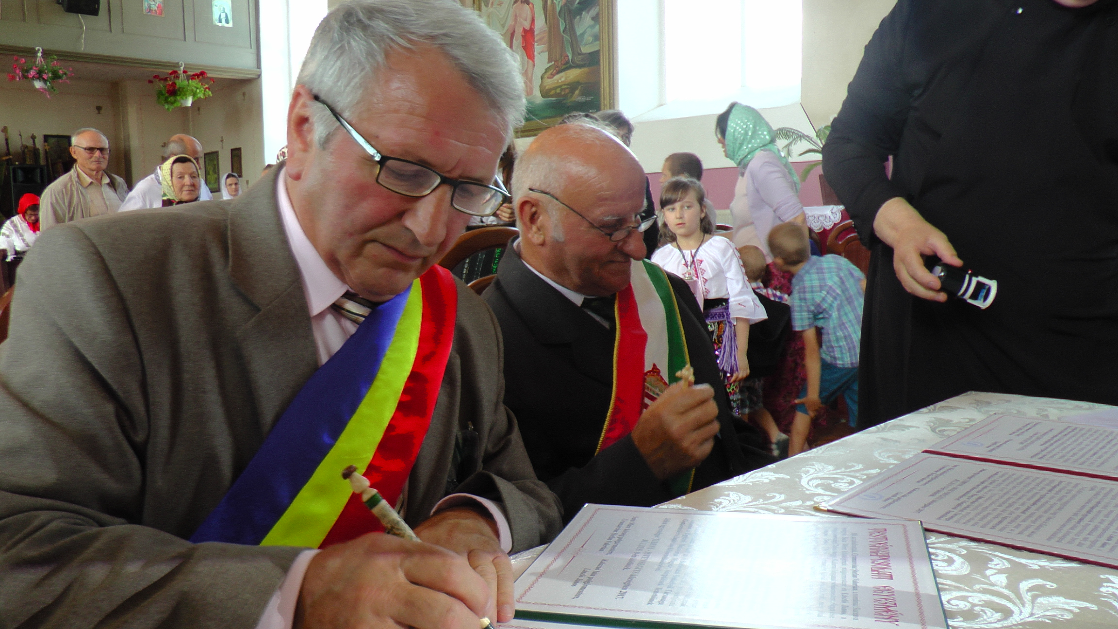 Slujire arhierească şi eveniment cultural în Parohia Ţibeni, Suceava