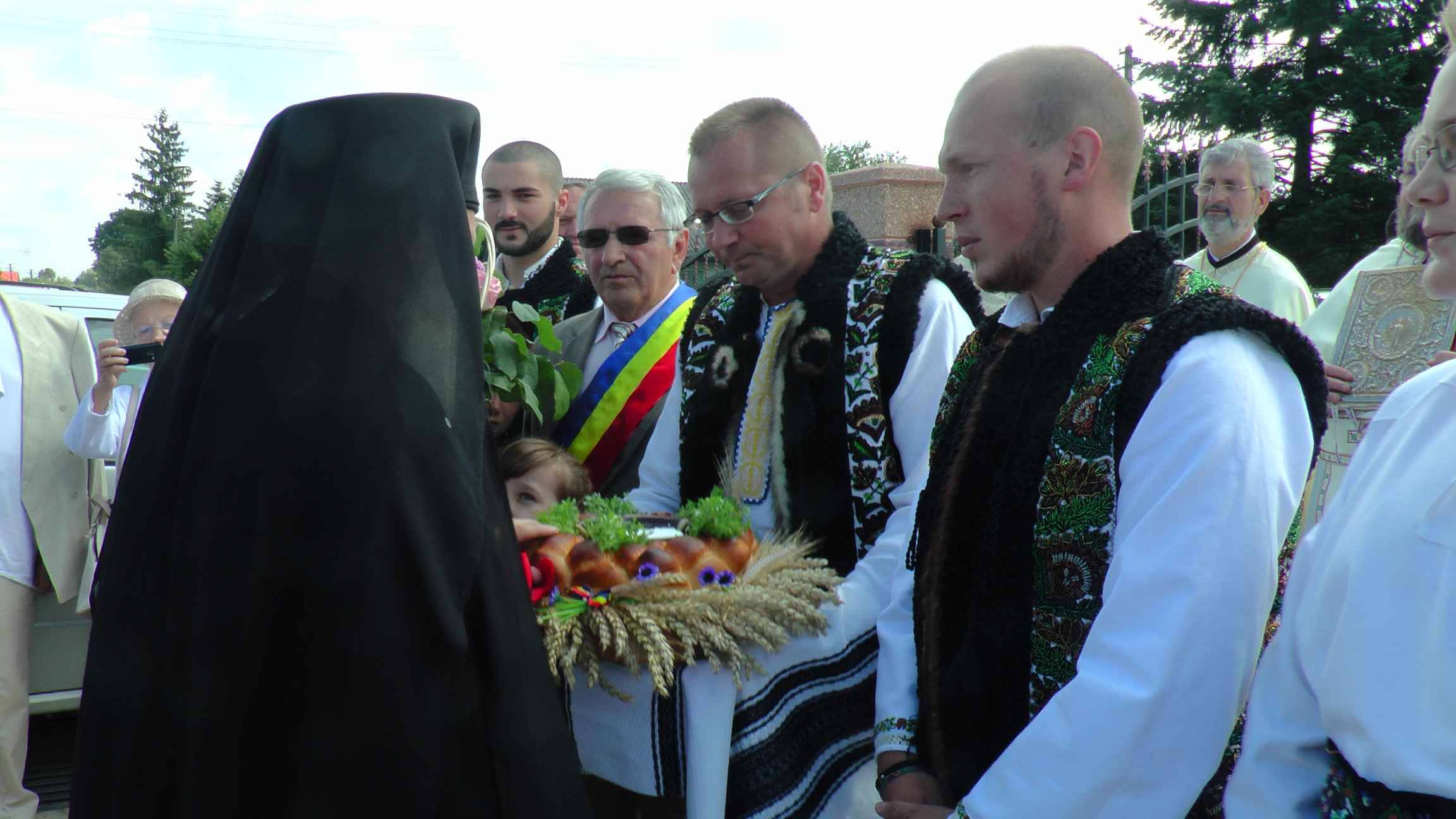 Slujire arhierească şi eveniment cultural în Parohia Ţibeni, Suceava