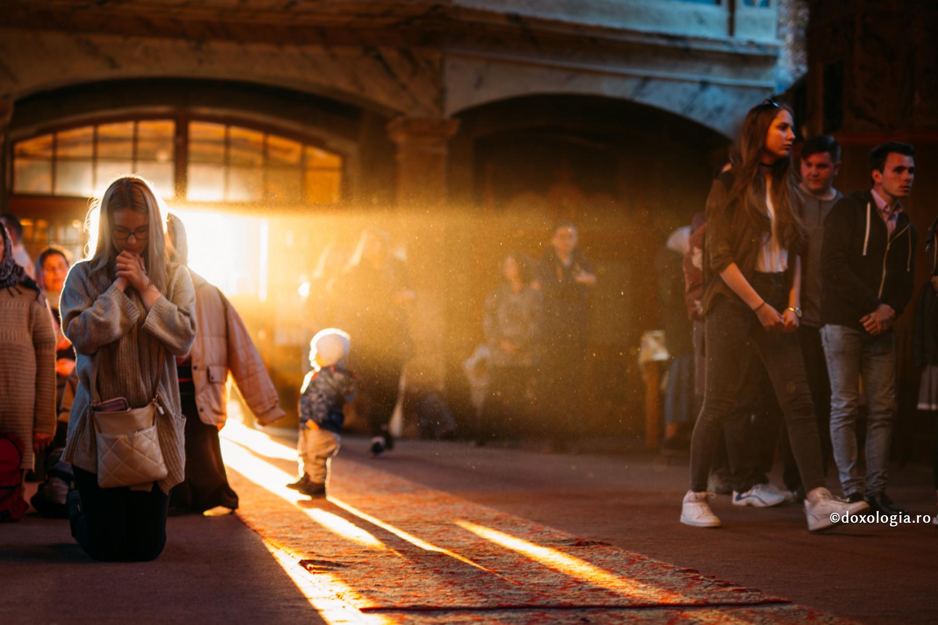 raze de lumină în biserică
