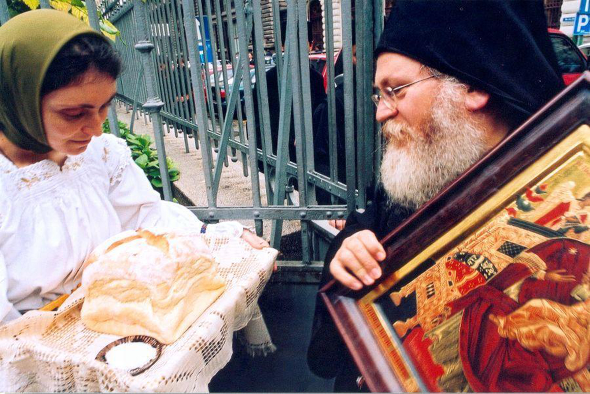 Arhimandritul Efrem, egumenul Mănăstirii Vatoped, purtând copia icoanei Maicii Domnului Pantanassa la Biserica Rusă din Bucureşti (octombrie, 2002) Arhimandritul Efrem, egumenul Mănăstirii Vatoped, purtând copia icoanei Maicii Domnului Pantanassa la Biserica Rusă din Bucureşti