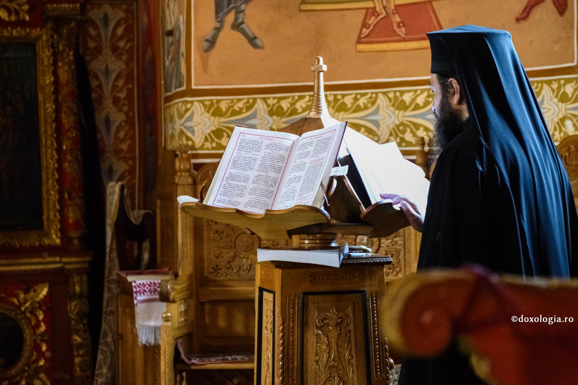 călugăr citind la strană