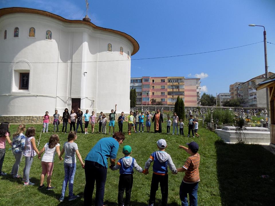 Activităţi pentru tineri sub streaşina bisericii Activităţi pentru tineri sub streaşina bisericii