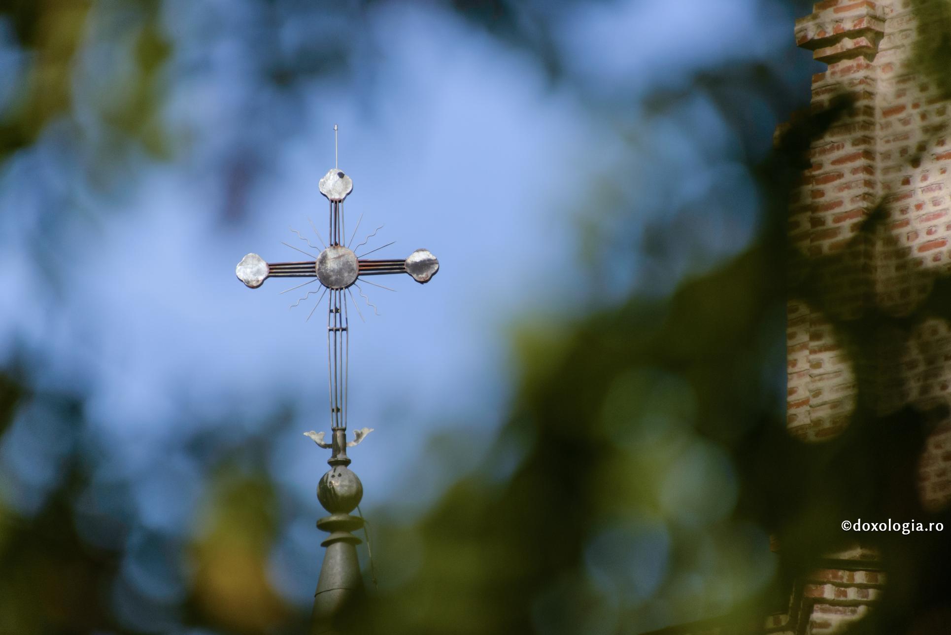 Slujirea arhierească – între lumina taborică și durerea răstignirii