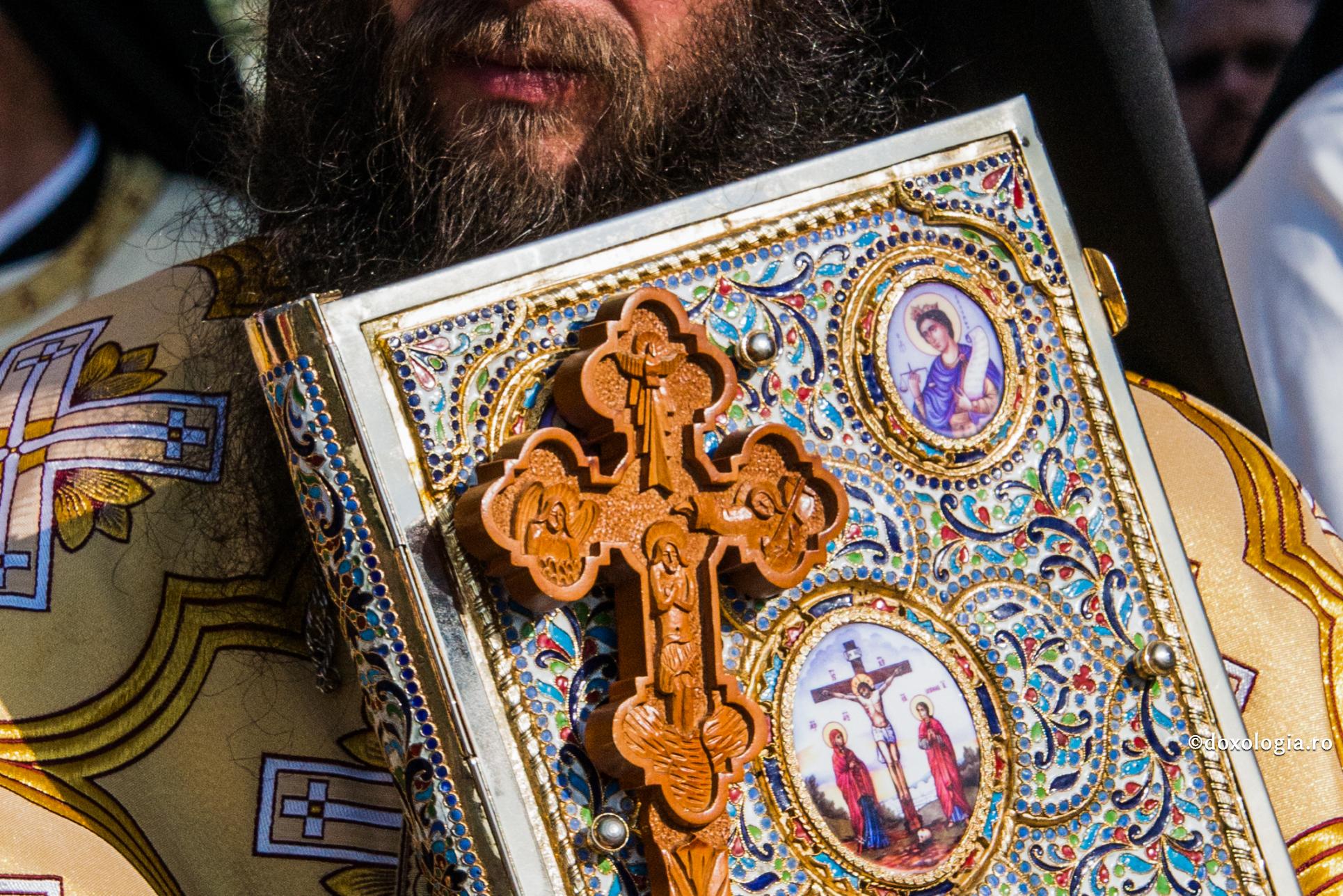 Există „aleși” care au o „înclinație” specială pentru viața duhovnicească sau monahism? / Foto: Bogdan Zamfirescu preot cu Crucea și Sfânta Evanghelie în mână