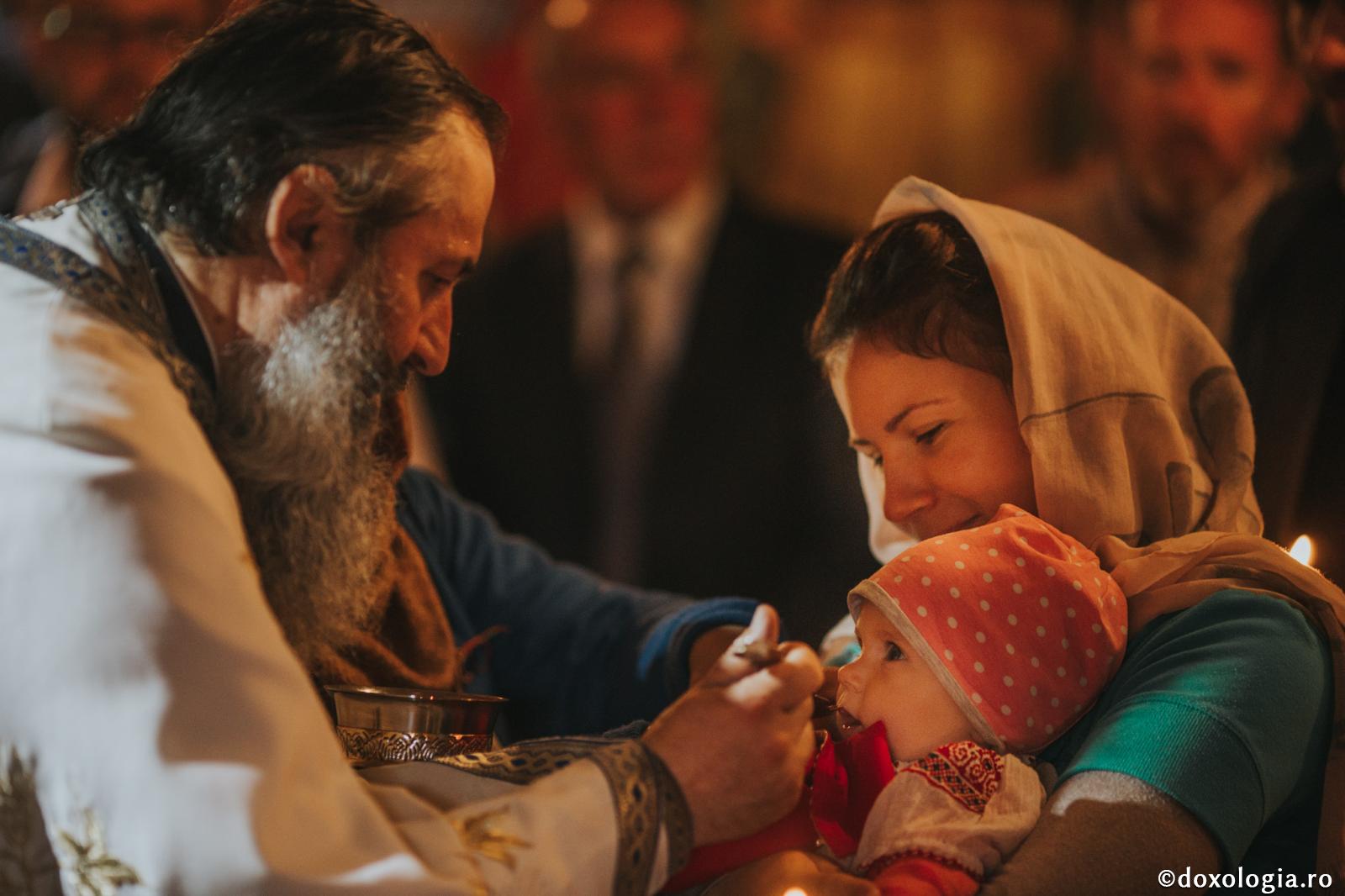 preot împărtășind un copil