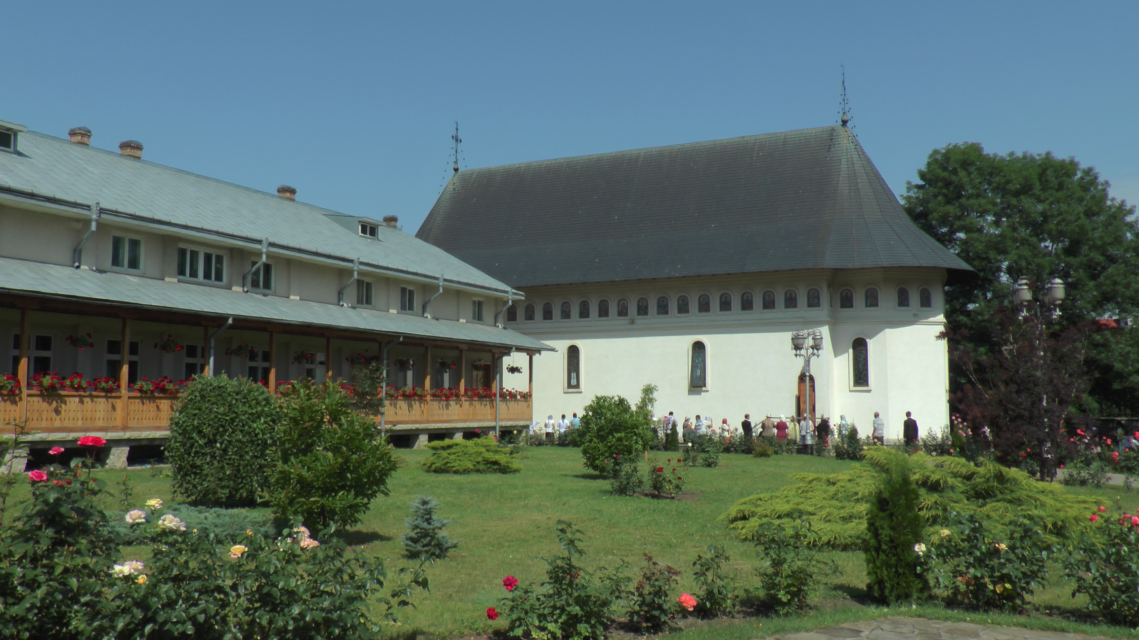 IPS Arhiepiscop Pimen, la prăznuirea Sfântului Ierarh Leontie de la Rădăuți: „Cine-L părăseşte pe Dumnezeu uită şi de semeni”