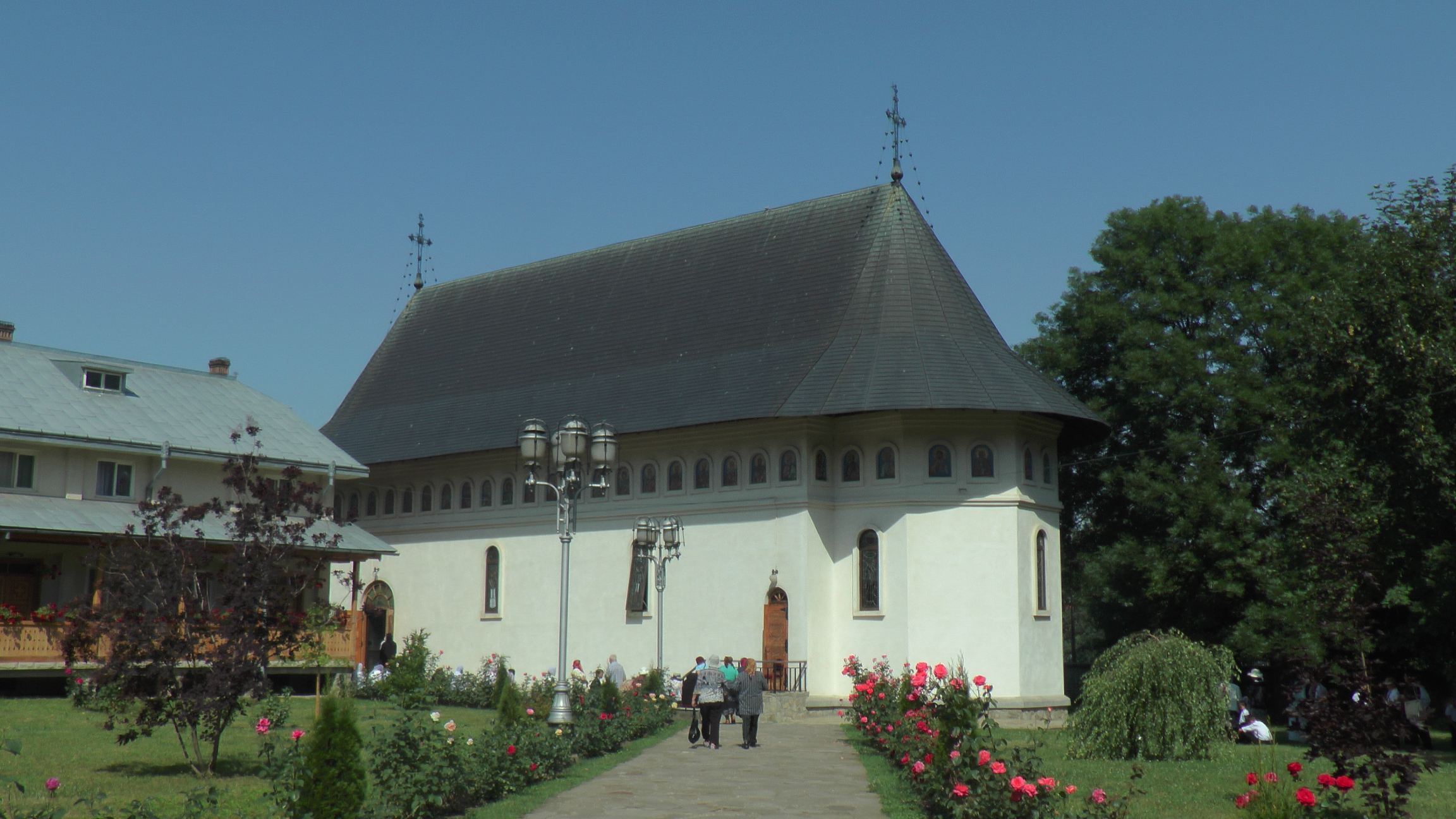 IPS Arhiepiscop Pimen, la prăznuirea Sfântului Ierarh Leontie de la Rădăuți: „Cine-L părăseşte pe Dumnezeu uită şi de semeni”