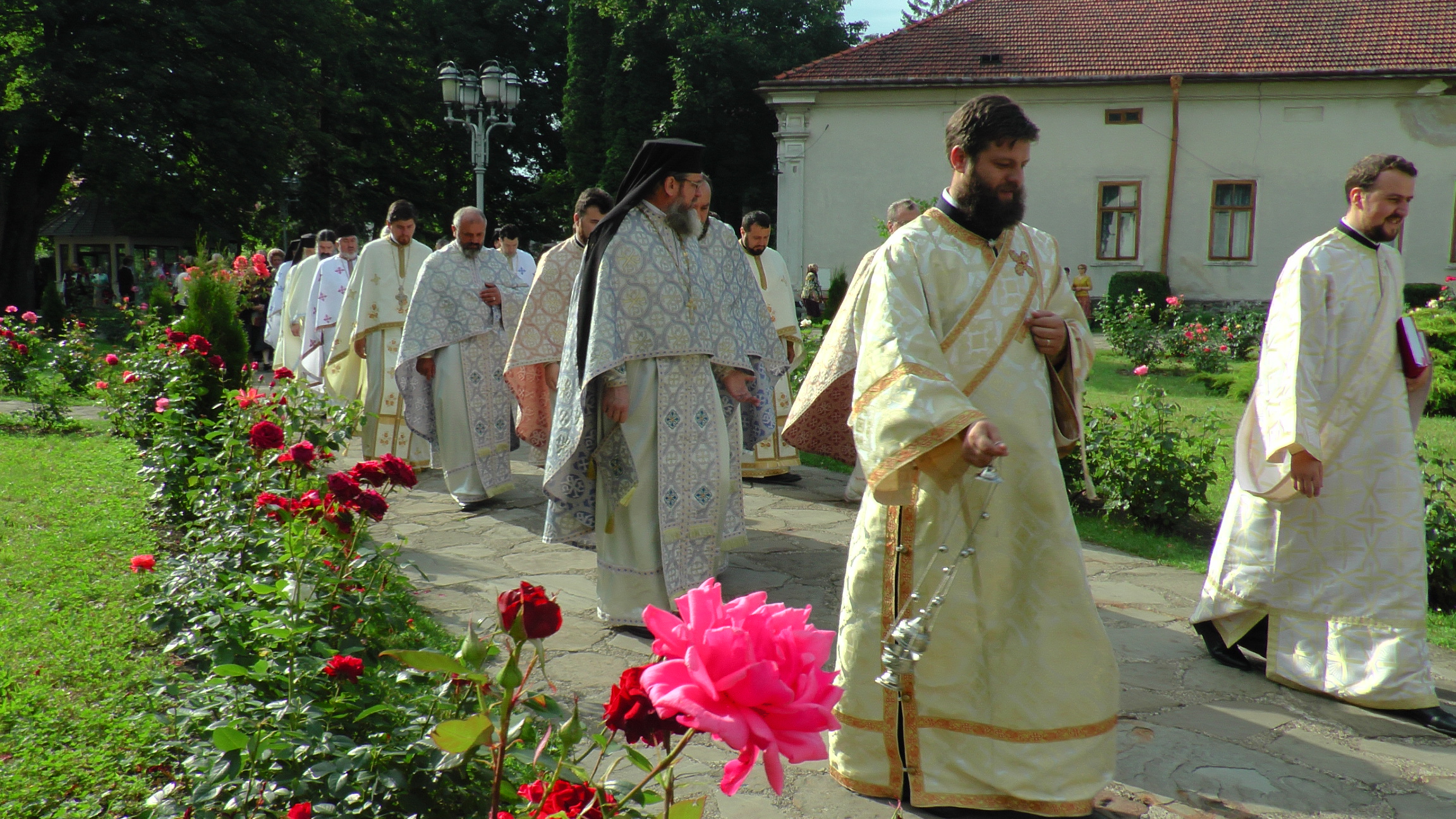IPS Arhiepiscop Pimen, la prăznuirea Sfântului Ierarh Leontie de la Rădăuți: „Cine-L părăseşte pe Dumnezeu uită şi de semeni”