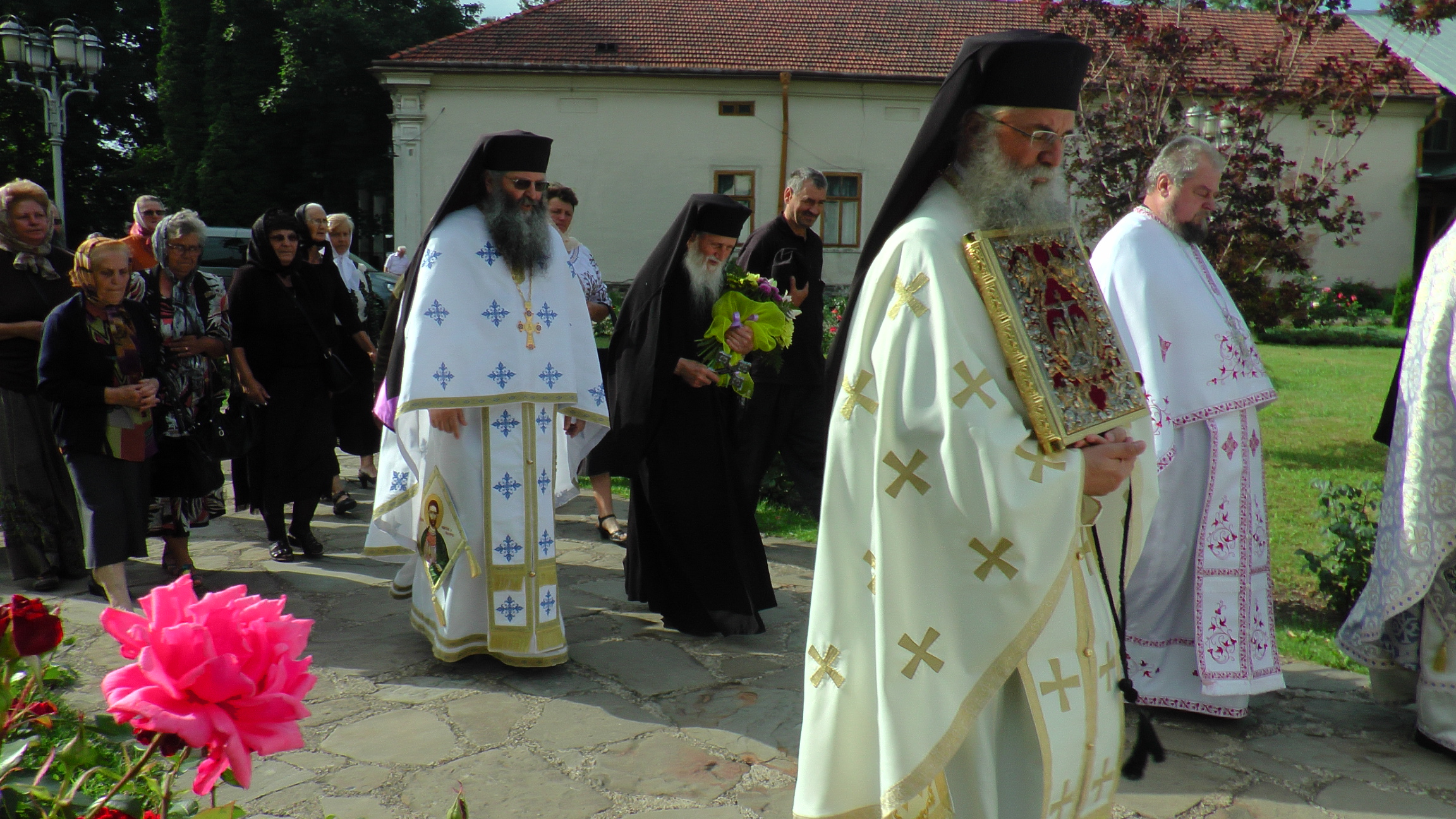 IPS Arhiepiscop Pimen, la prăznuirea Sfântului Ierarh Leontie de la Rădăuți: „Cine-L părăseşte pe Dumnezeu uită şi de semeni”