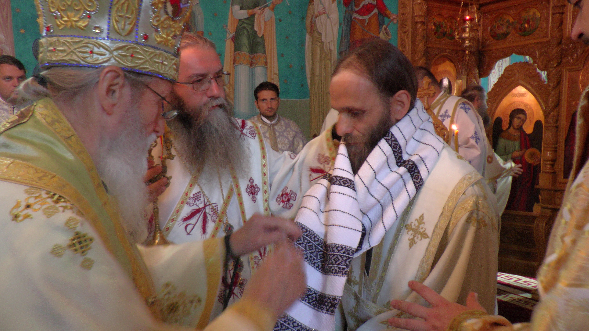 IPS Arhiepiscop Pimen, la prăznuirea Sfântului Ierarh Leontie de la Rădăuți: „Cine-L părăseşte pe Dumnezeu uită şi de semeni”