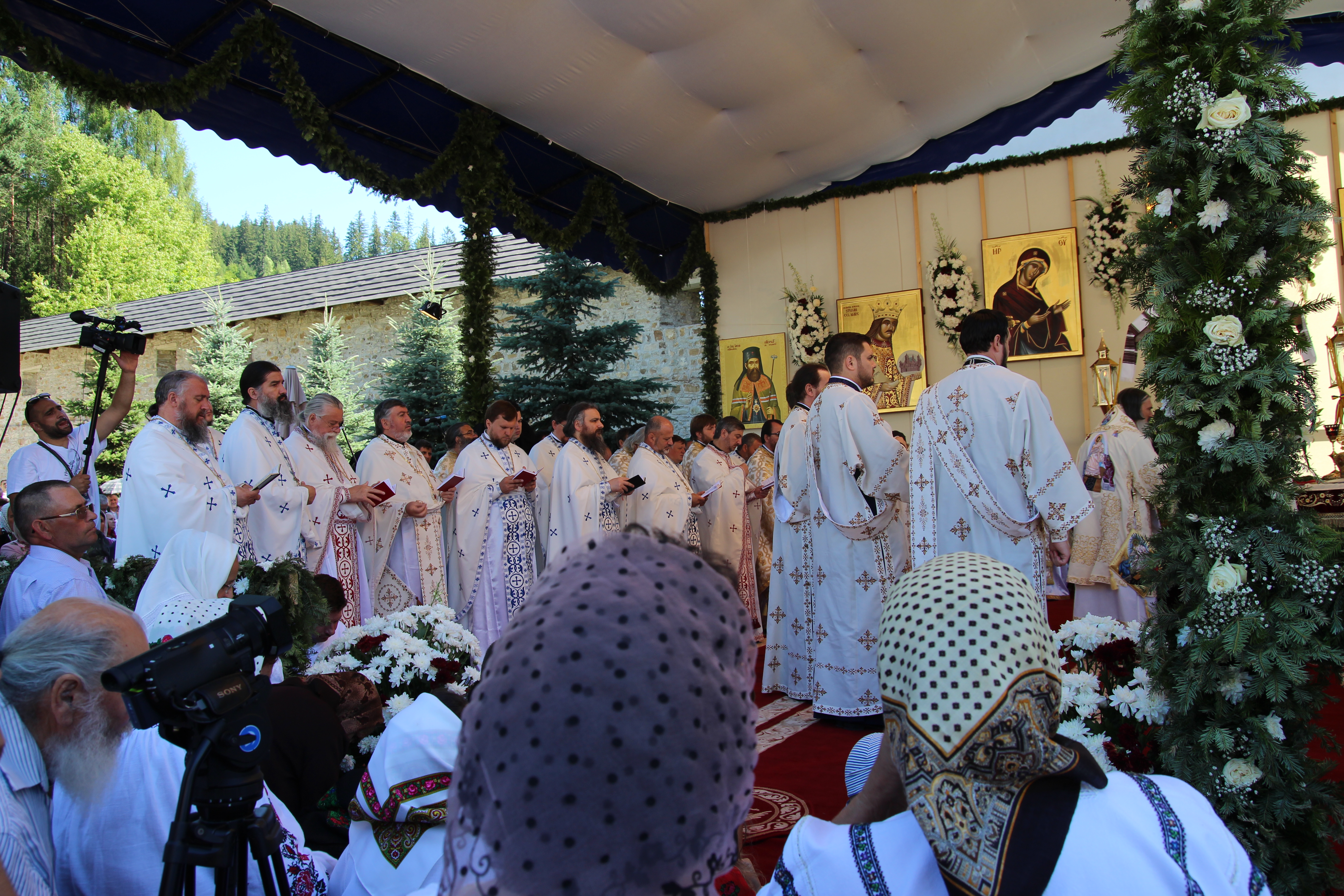 Sărbătoare la Putna: mii de pelerini l-au cinstit pe Binecredinciosul Voievod Ștefan cel Mare și Sfânt