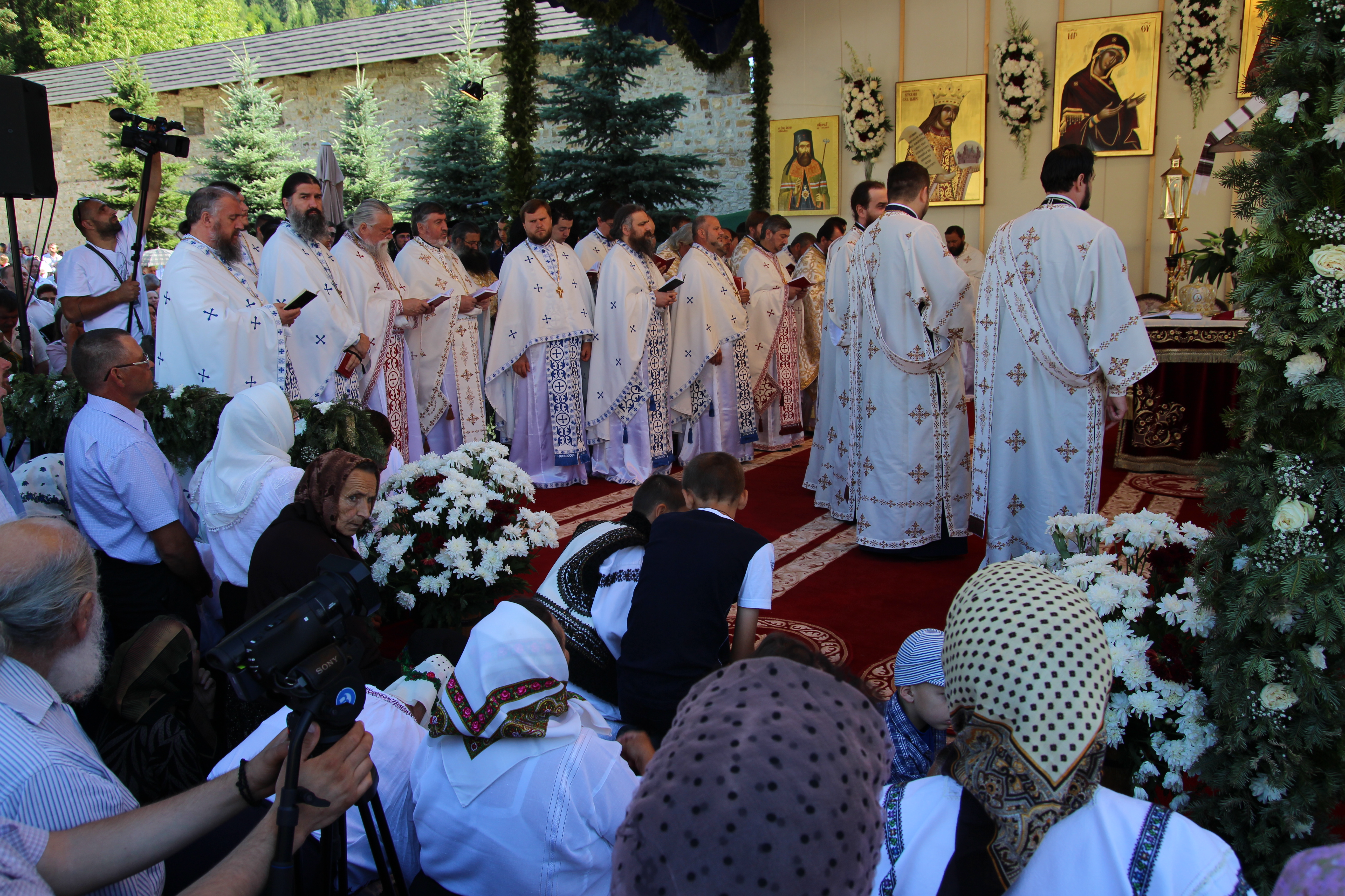 Sărbătoare la Putna: mii de pelerini l-au cinstit pe Binecredinciosul Voievod Ștefan cel Mare și Sfânt