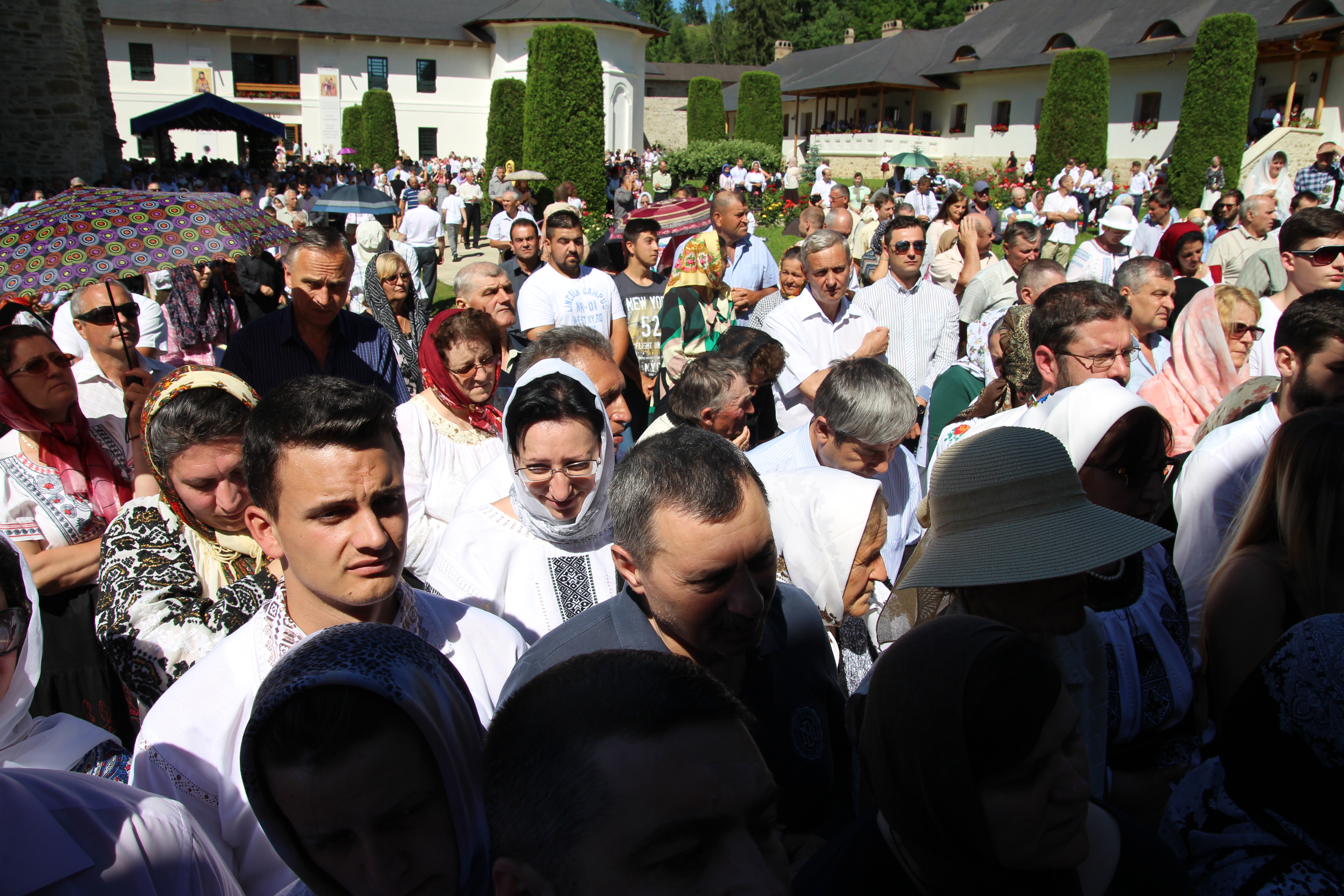 Sărbătoare la Putna: mii de pelerini l-au cinstit pe Binecredinciosul Voievod Ștefan cel Mare și Sfânt