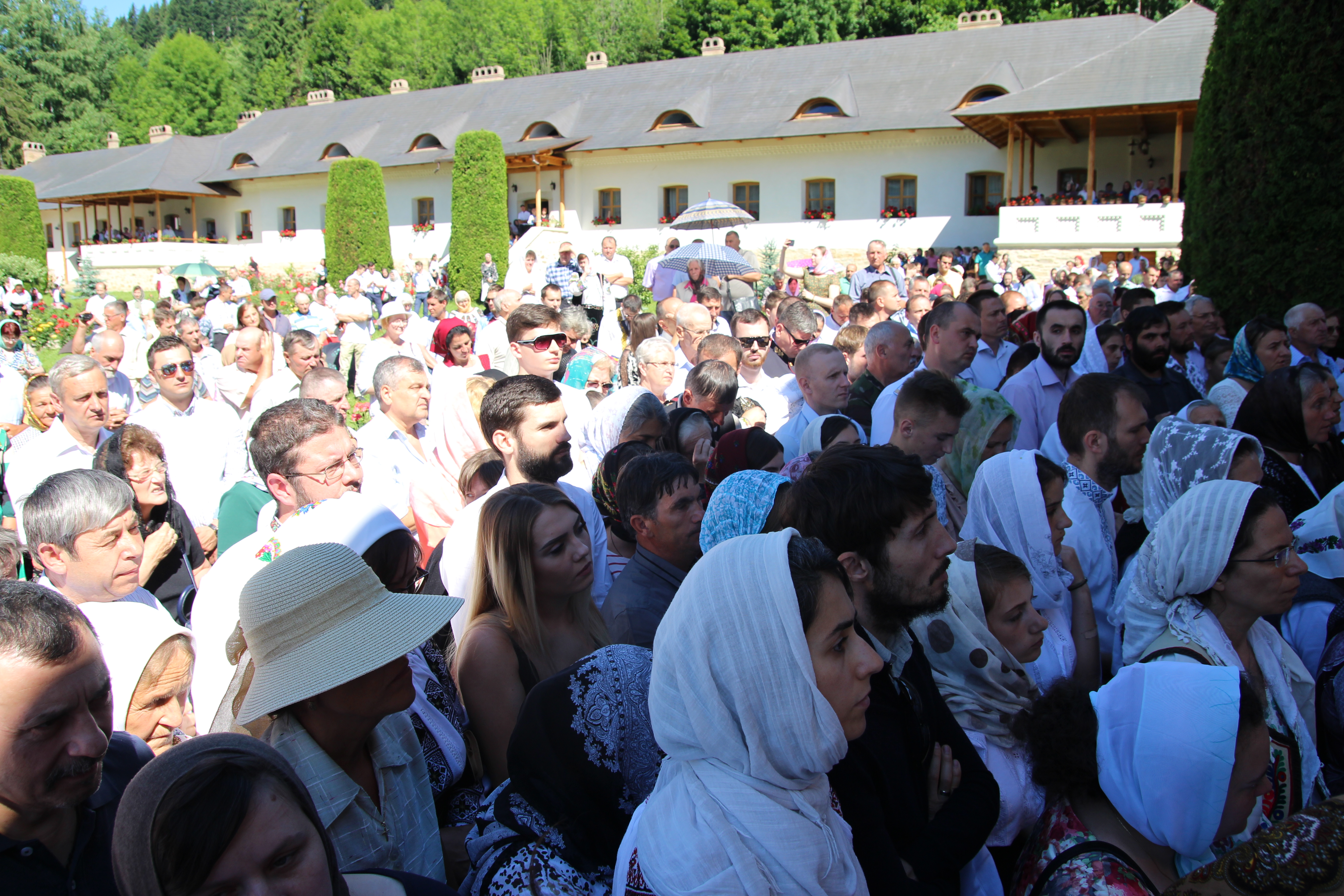 Sărbătoare la Putna: mii de pelerini l-au cinstit pe Binecredinciosul Voievod Ștefan cel Mare și Sfânt