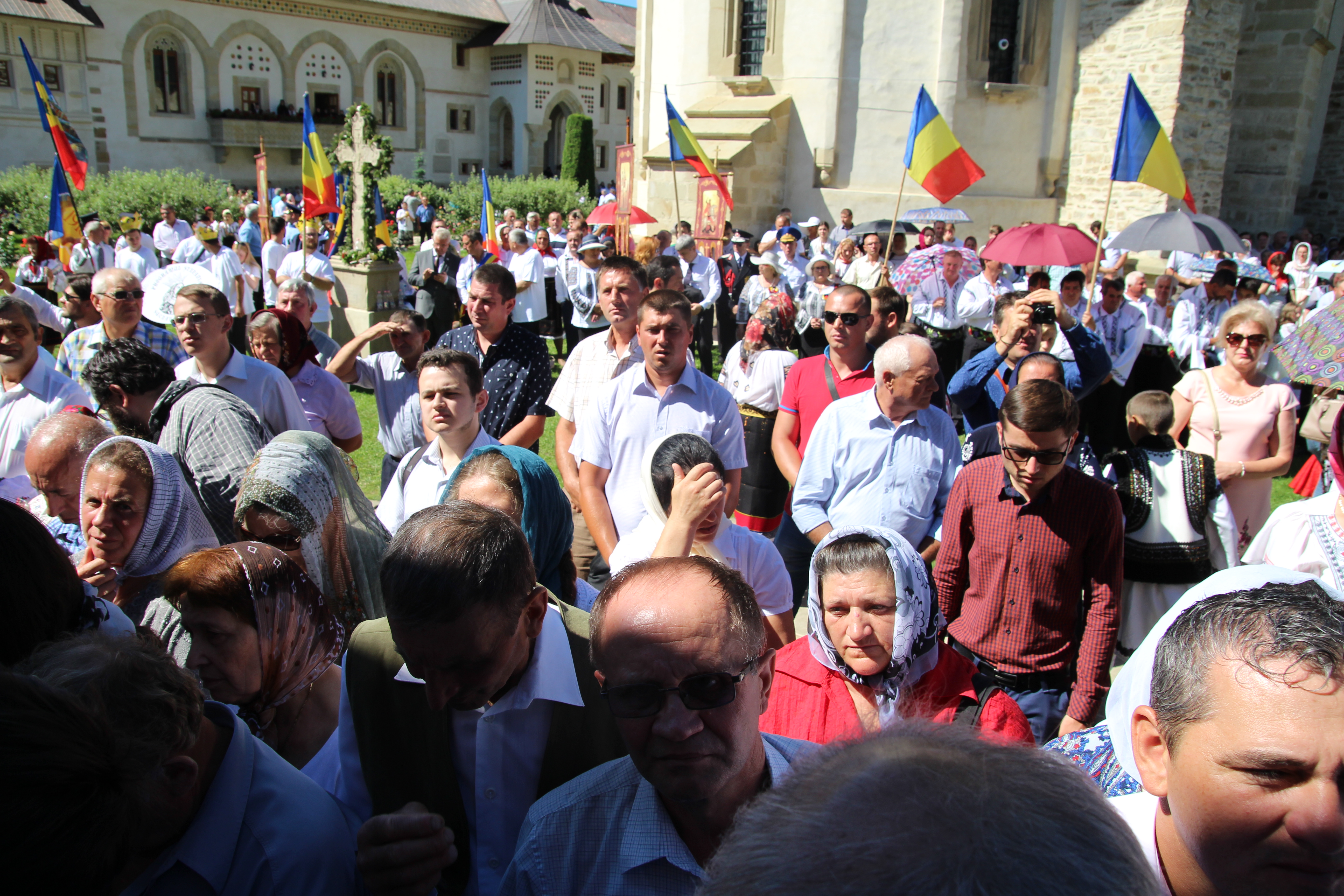 Sărbătoare la Putna: mii de pelerini l-au cinstit pe Binecredinciosul Voievod Ștefan cel Mare și Sfânt