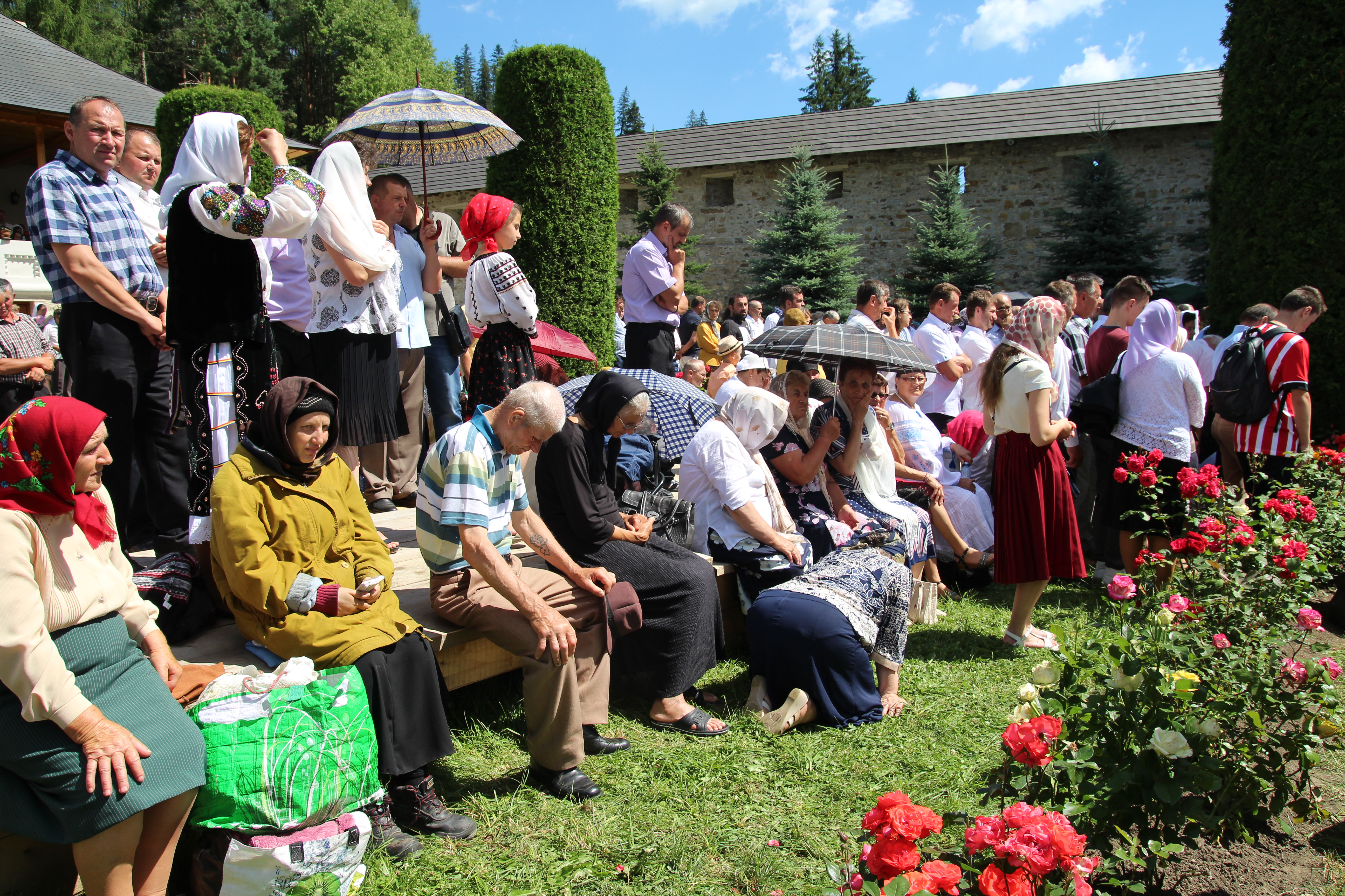 Sărbătoare la Putna: mii de pelerini l-au cinstit pe Binecredinciosul Voievod Ștefan cel Mare și Sfânt