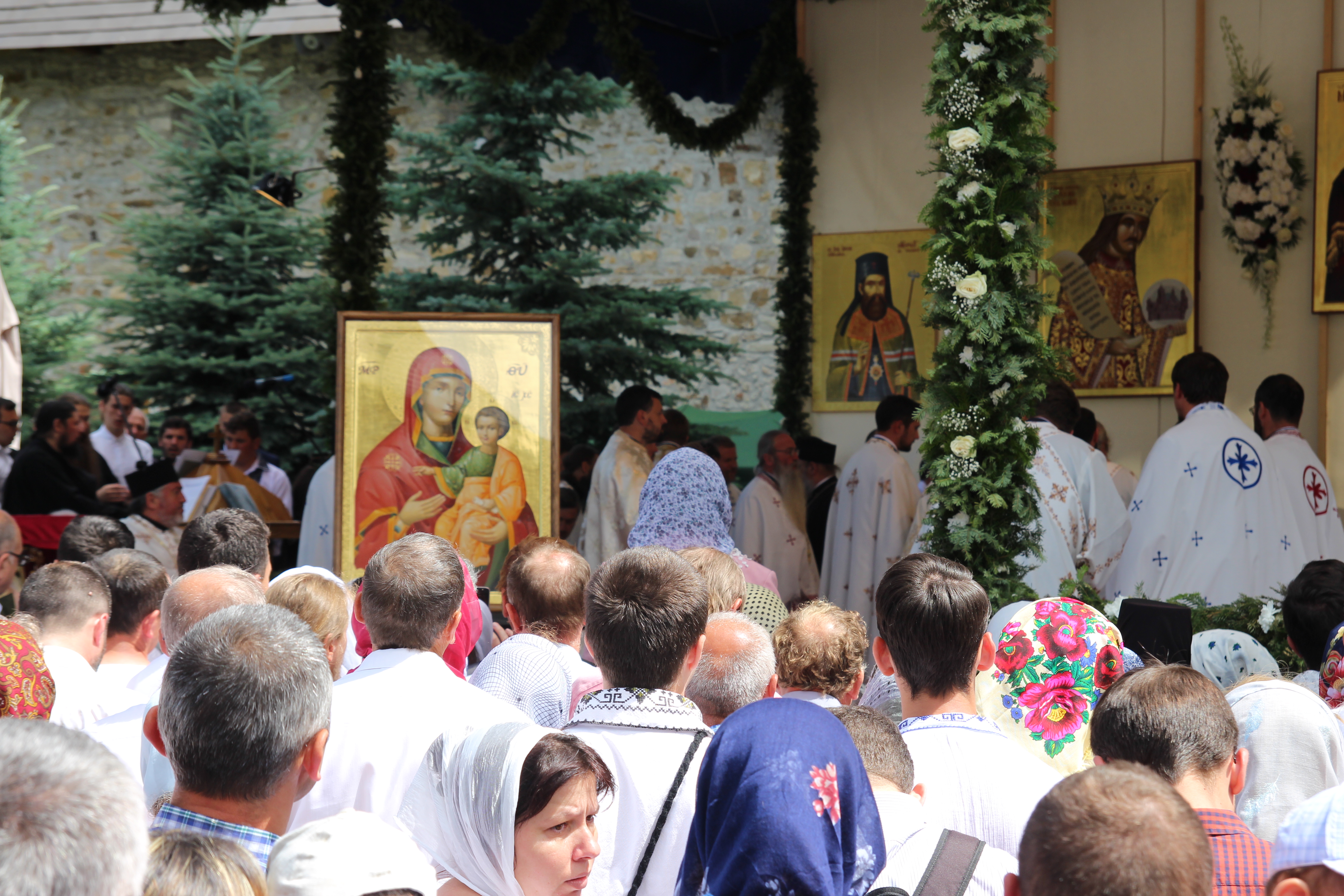 Sărbătoare la Putna: mii de pelerini l-au cinstit pe Binecredinciosul Voievod Ștefan cel Mare și Sfânt