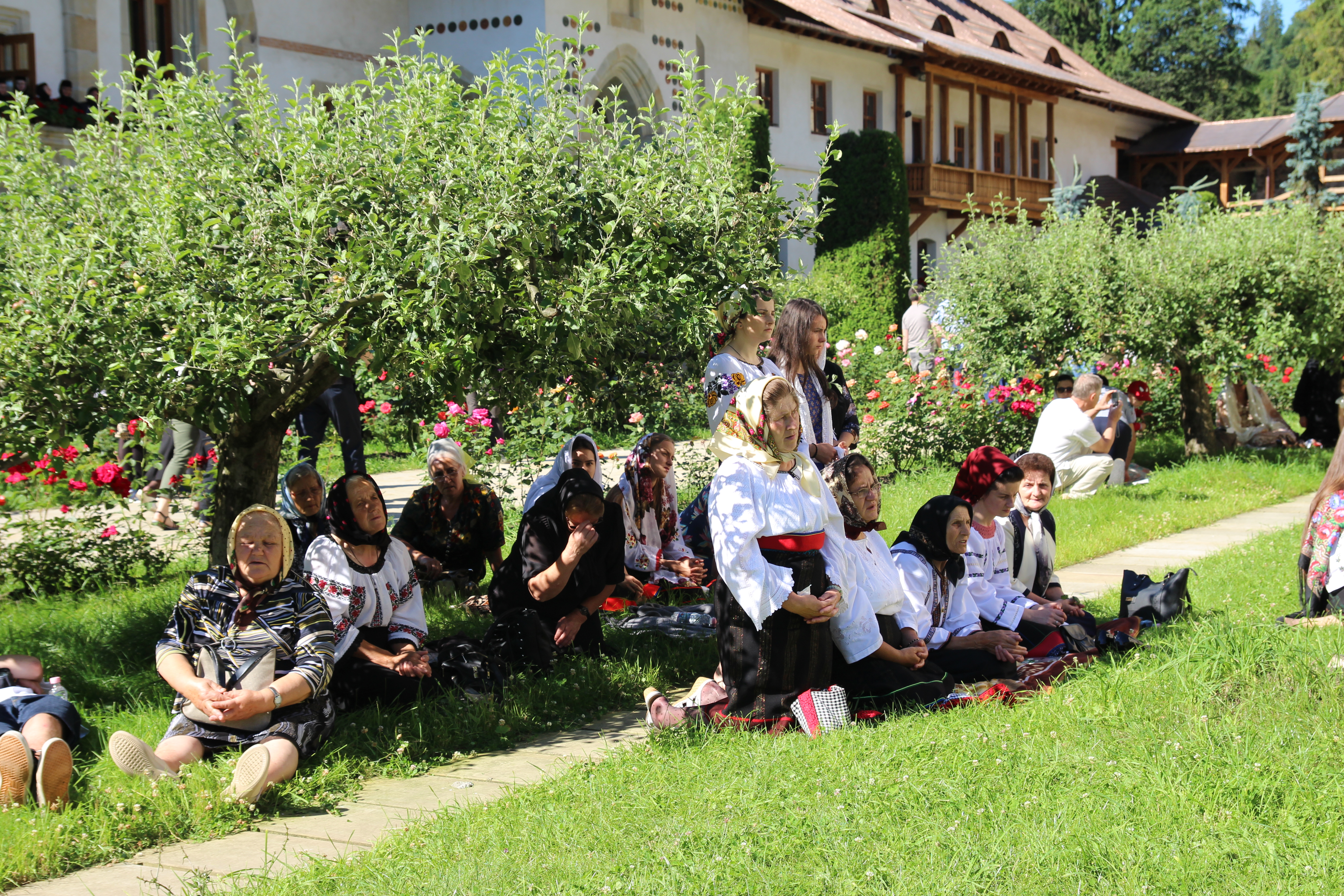 Sărbătoare la Putna: mii de pelerini l-au cinstit pe Binecredinciosul Voievod Ștefan cel Mare și Sfânt