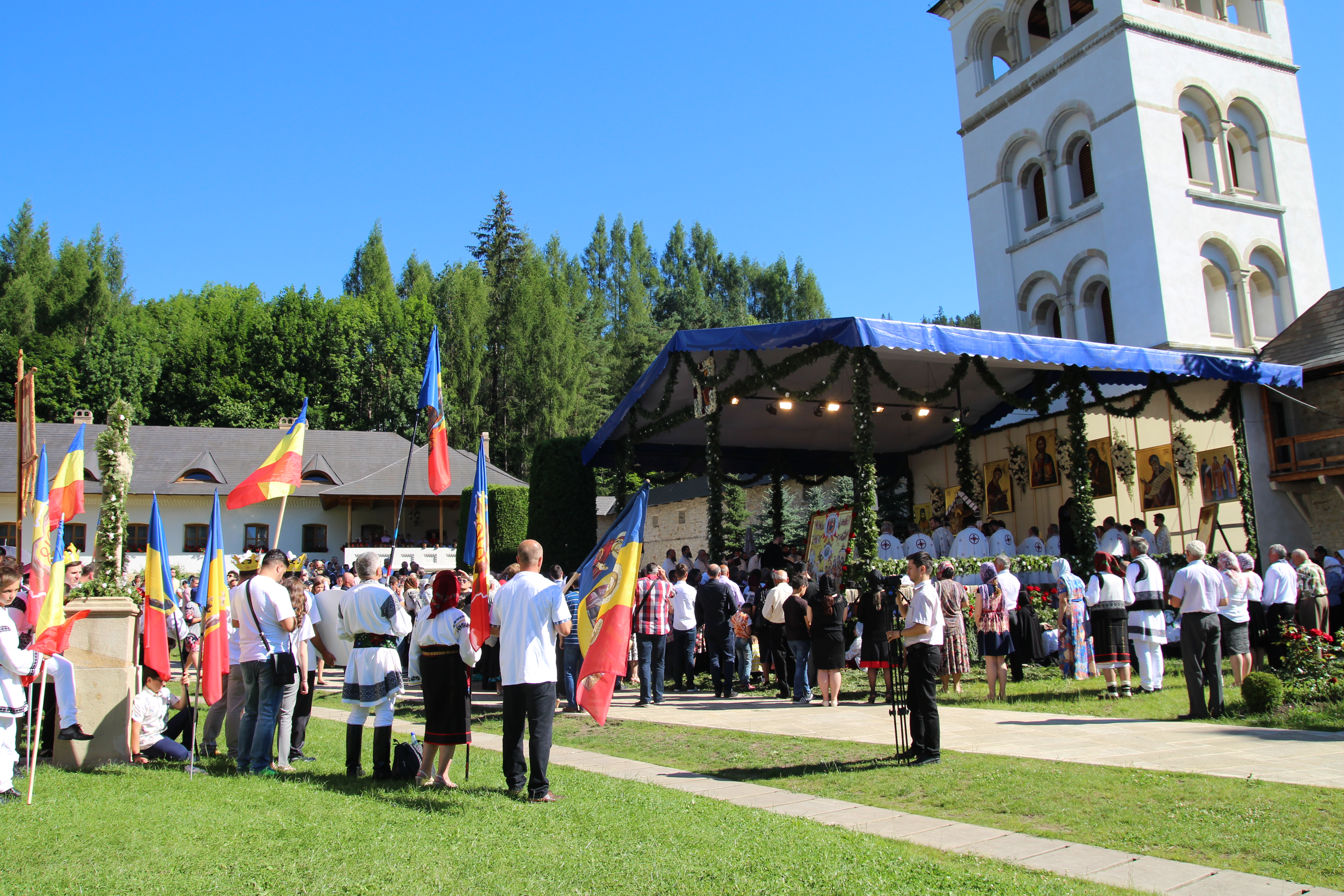 Sărbătoare la Putna: mii de pelerini l-au cinstit pe Binecredinciosul Voievod Ștefan cel Mare și Sfânt