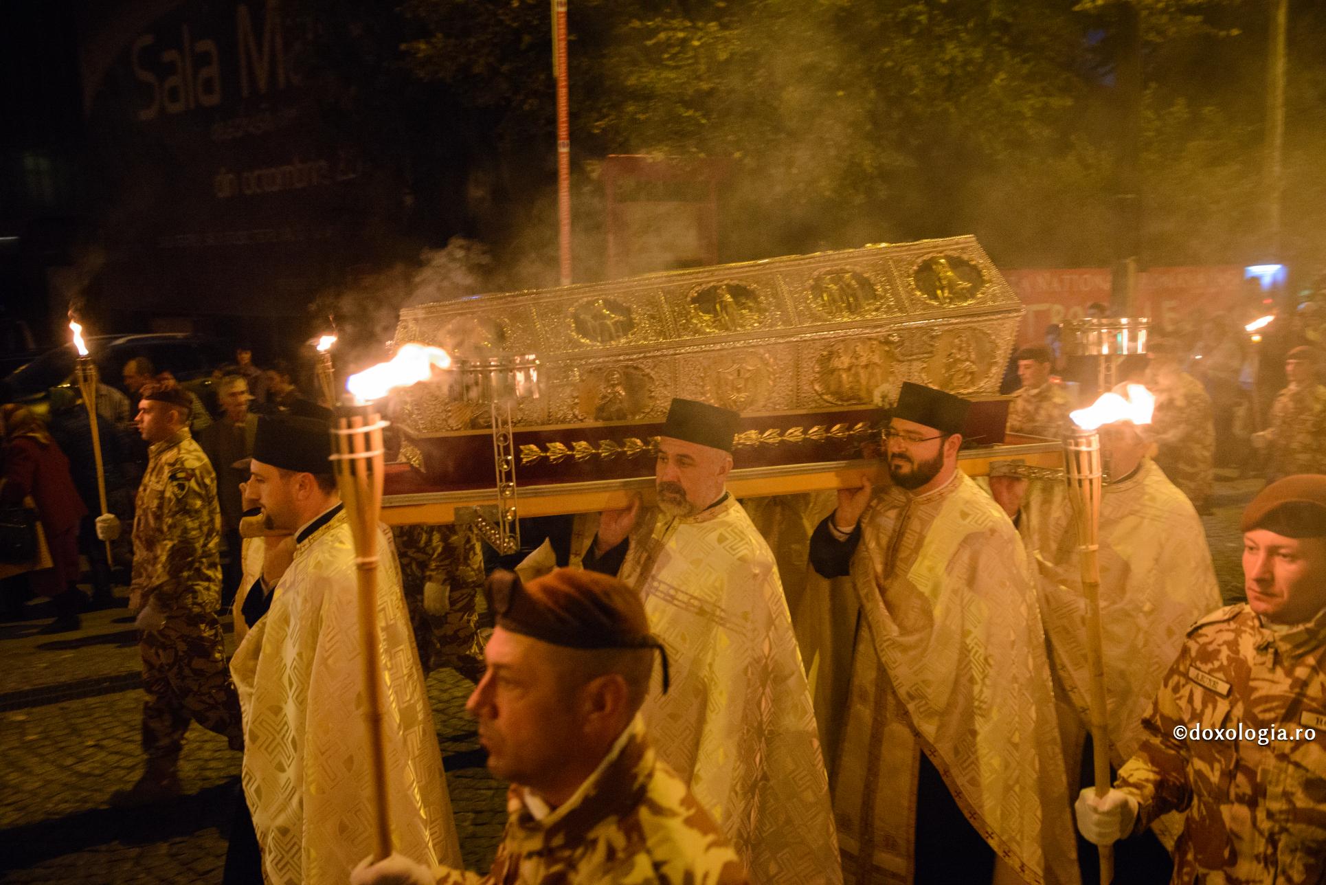 Sfinții Rafail, Nicolae și Irina vindecă un duhovnic bătrân și, smeriți, îi cer binecuvântare / Foto: Oana Nechifor procesiune cu moaștele Sfintei Parascheva