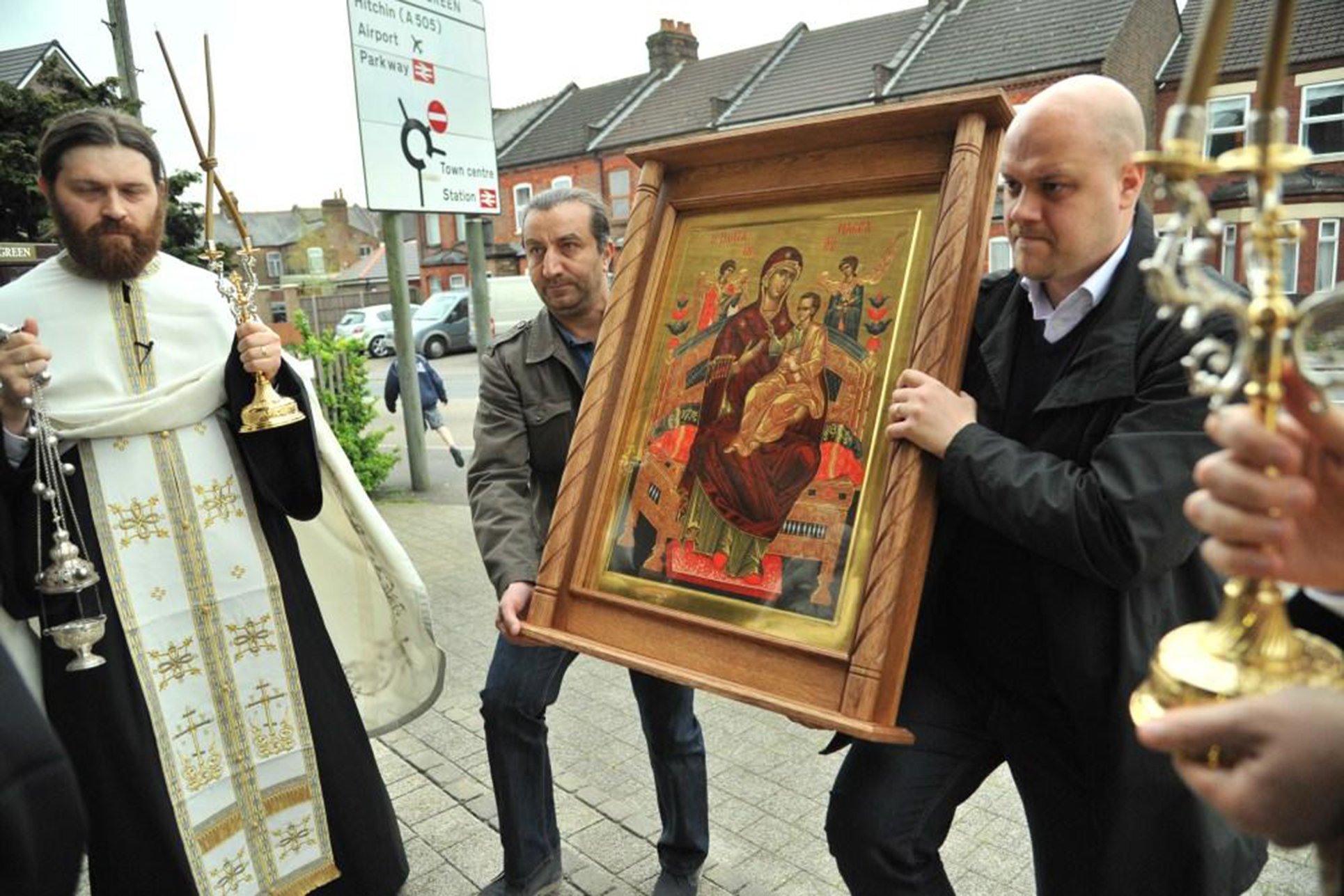 Aducerea icoanei Maicii Domnului „Pantanassa” la parohia ortodoxă română „Sfântul Ioan Botezătorul și Sfântul Mucenic Alban” din Luton, Marea Britanie (aprilie 2014) Aducerea icoanei Maicii Domnului „Pantanassa” la parohia ortodoxă română „Sfântul Ioan Botezătorul și Sfântul Mucenic Alban” din Luton, Marea Britanie