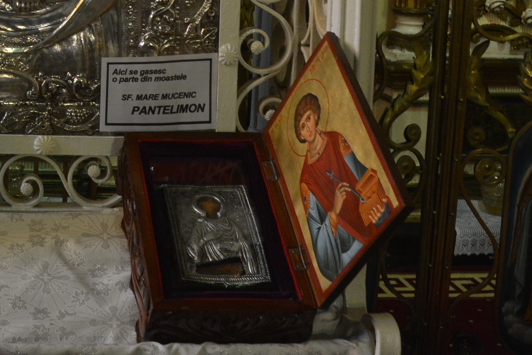 Cinstirea Sfântului Pantelimon în Moldova Cinstirea Sfântului Pantelimon în Moldova
