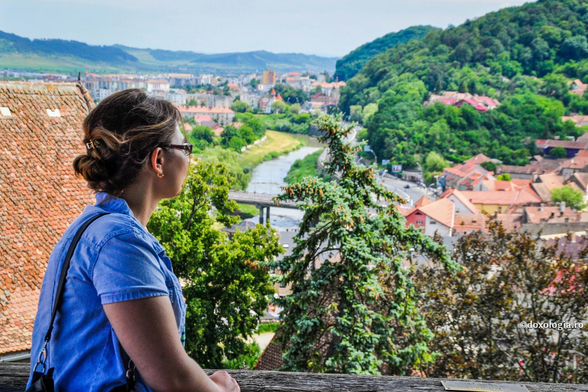 tânără privind în zare