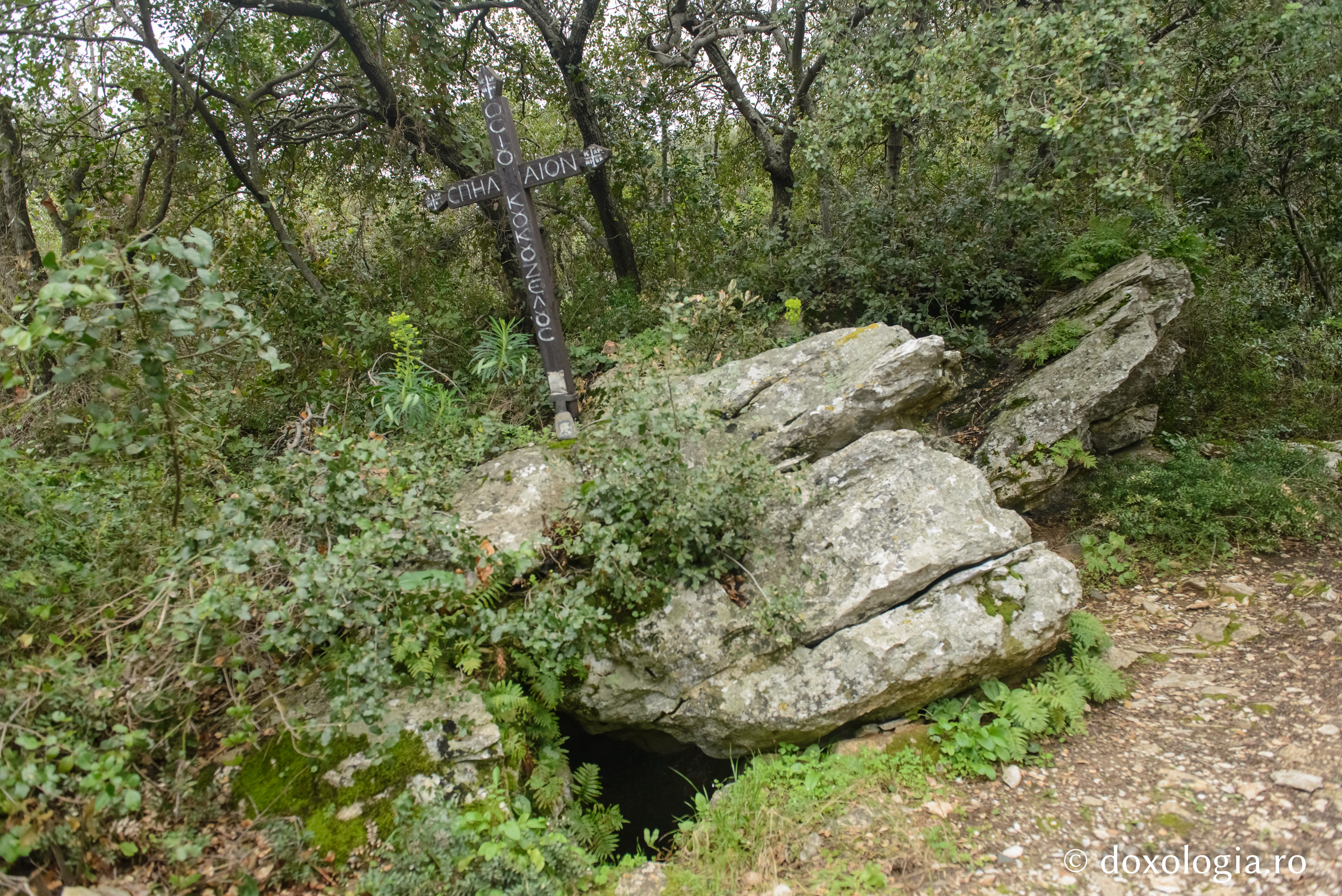 (Foto) Închinare la peştera Sfântului Ioan Cucuzel – Athos