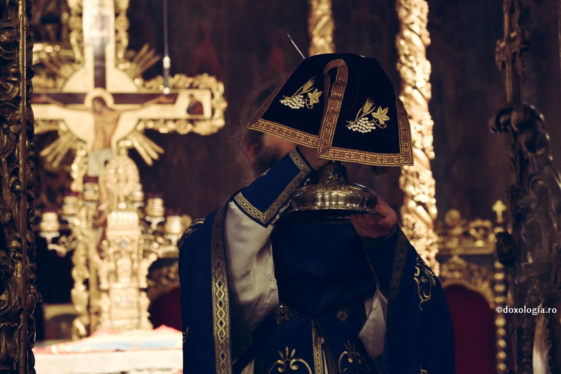 „Când eram obosit, Îl căutam și mai mult pe Dumnezeu” / Foto: Oana Nechifor preot cu Sfântul Potir în mână