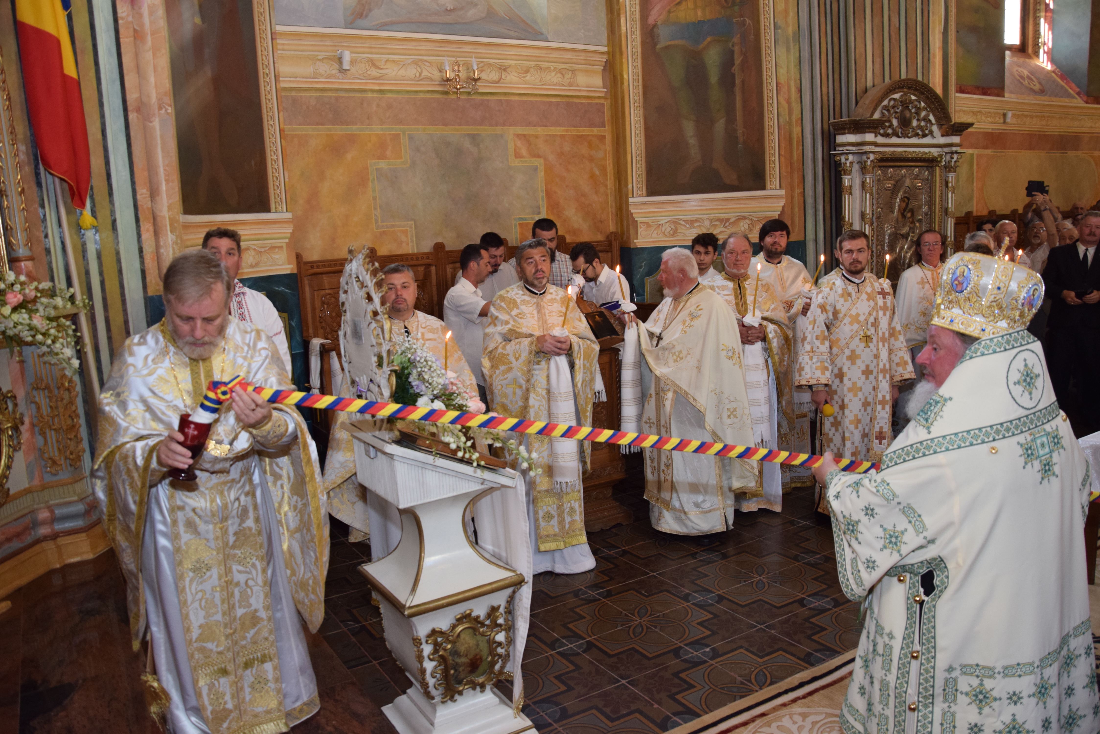 Pictura interioară a Bisericii Banu din Iași, resfințită de 2 ierarhi