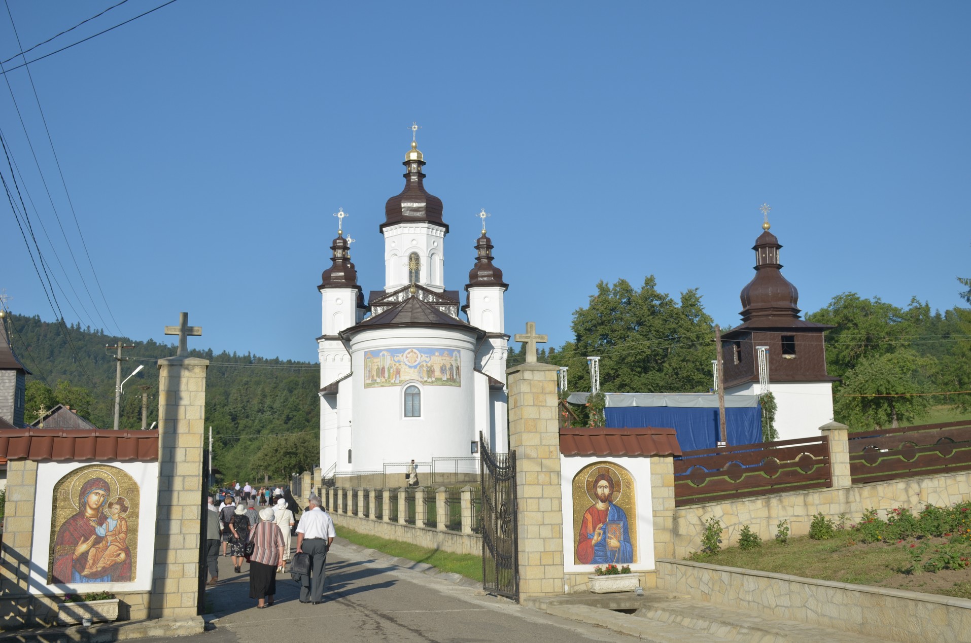 Schitul din „Poiana liniştii”, resfinţit de IPS Mitropolit Teofan