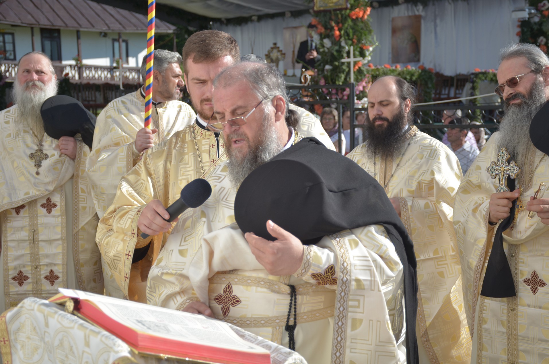 Schitul din „Poiana liniştii”, resfinţit de IPS Mitropolit Teofan