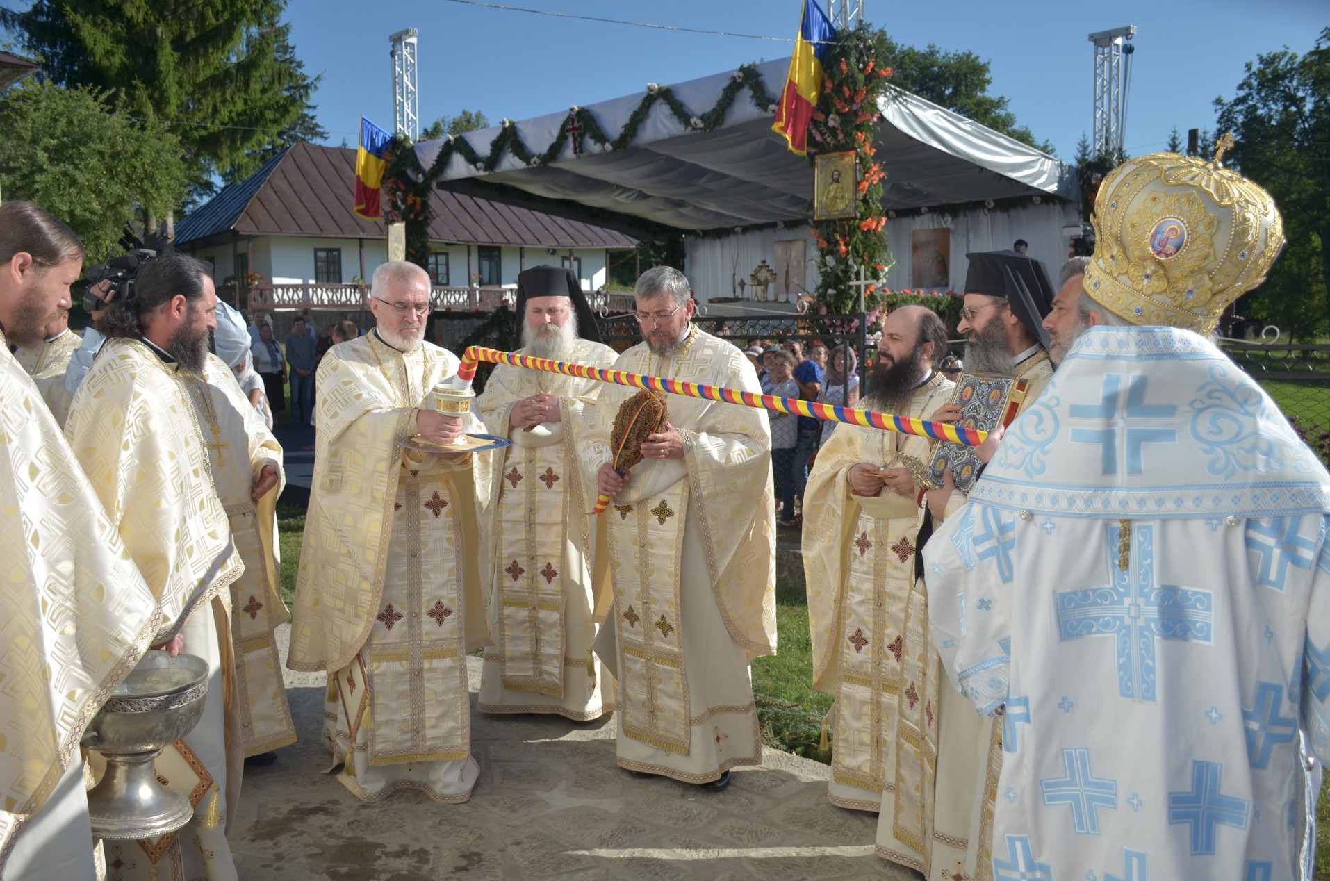 Schitul din „Poiana liniştii”, resfinţit de IPS Mitropolit Teofan