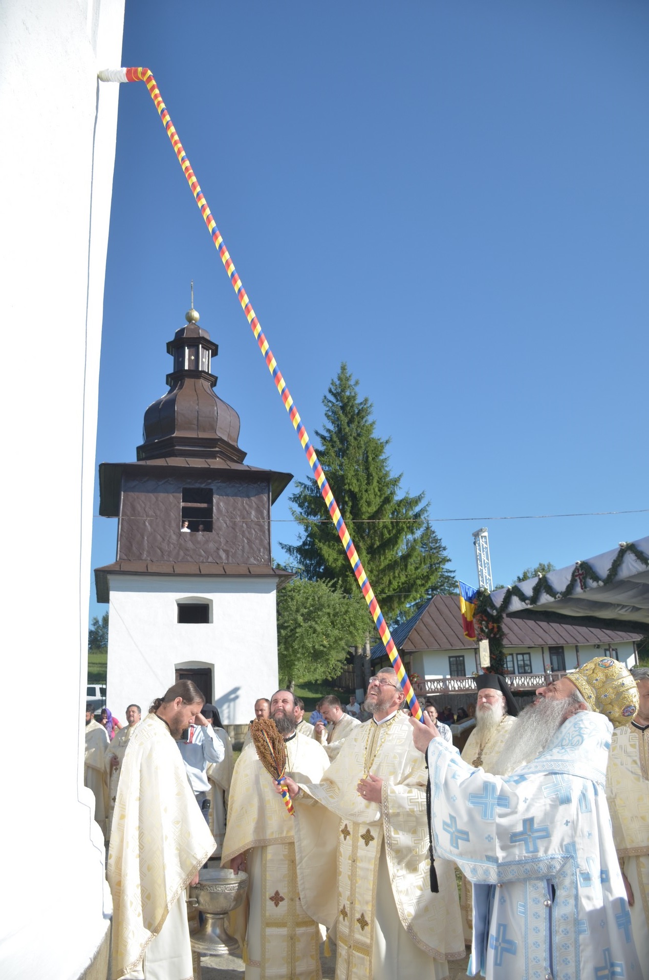 Schitul din „Poiana liniştii”, resfinţit de IPS Mitropolit Teofan