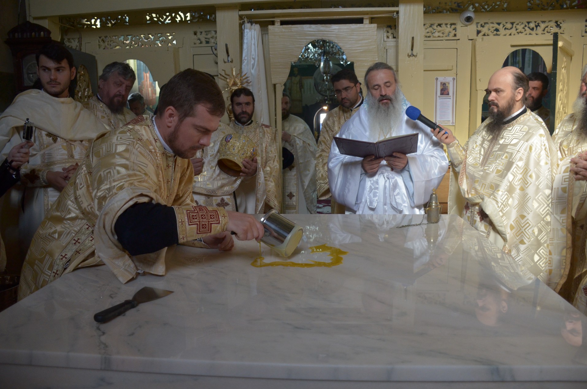 Schitul din „Poiana liniştii”, resfinţit de IPS Mitropolit Teofan