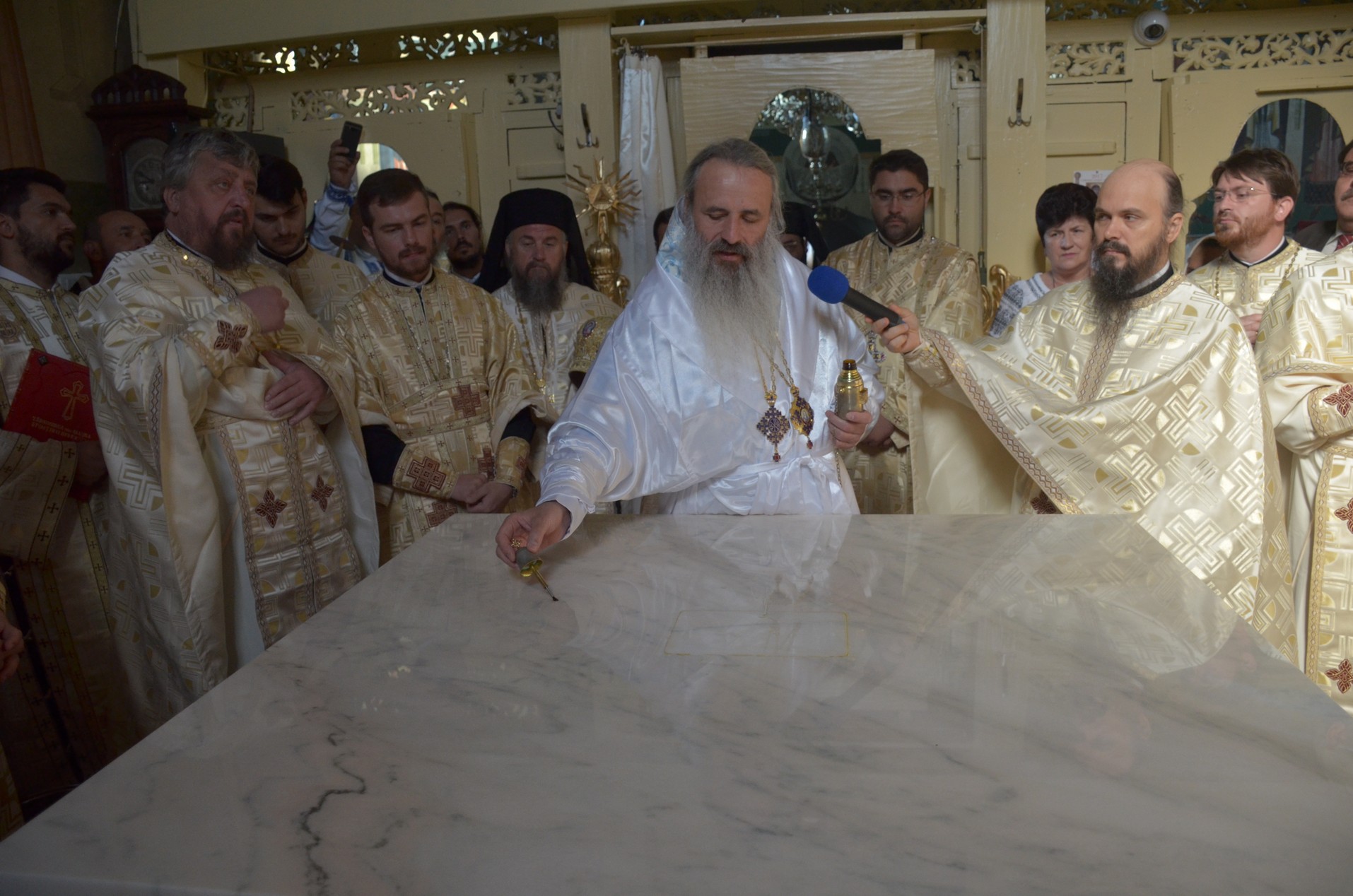 Schitul din „Poiana liniştii”, resfinţit de IPS Mitropolit Teofan