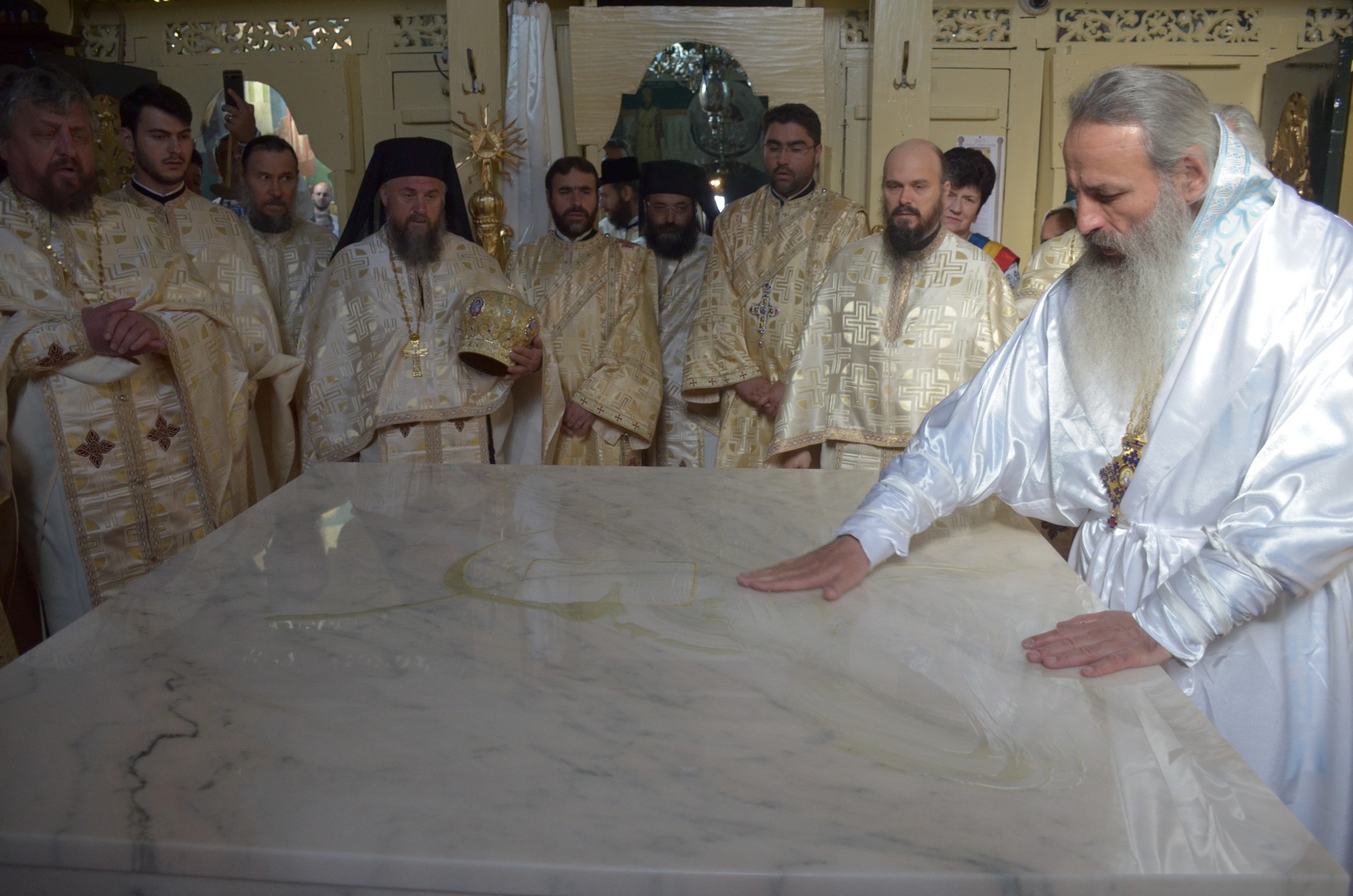 Schitul din „Poiana liniştii”, resfinţit de IPS Mitropolit Teofan