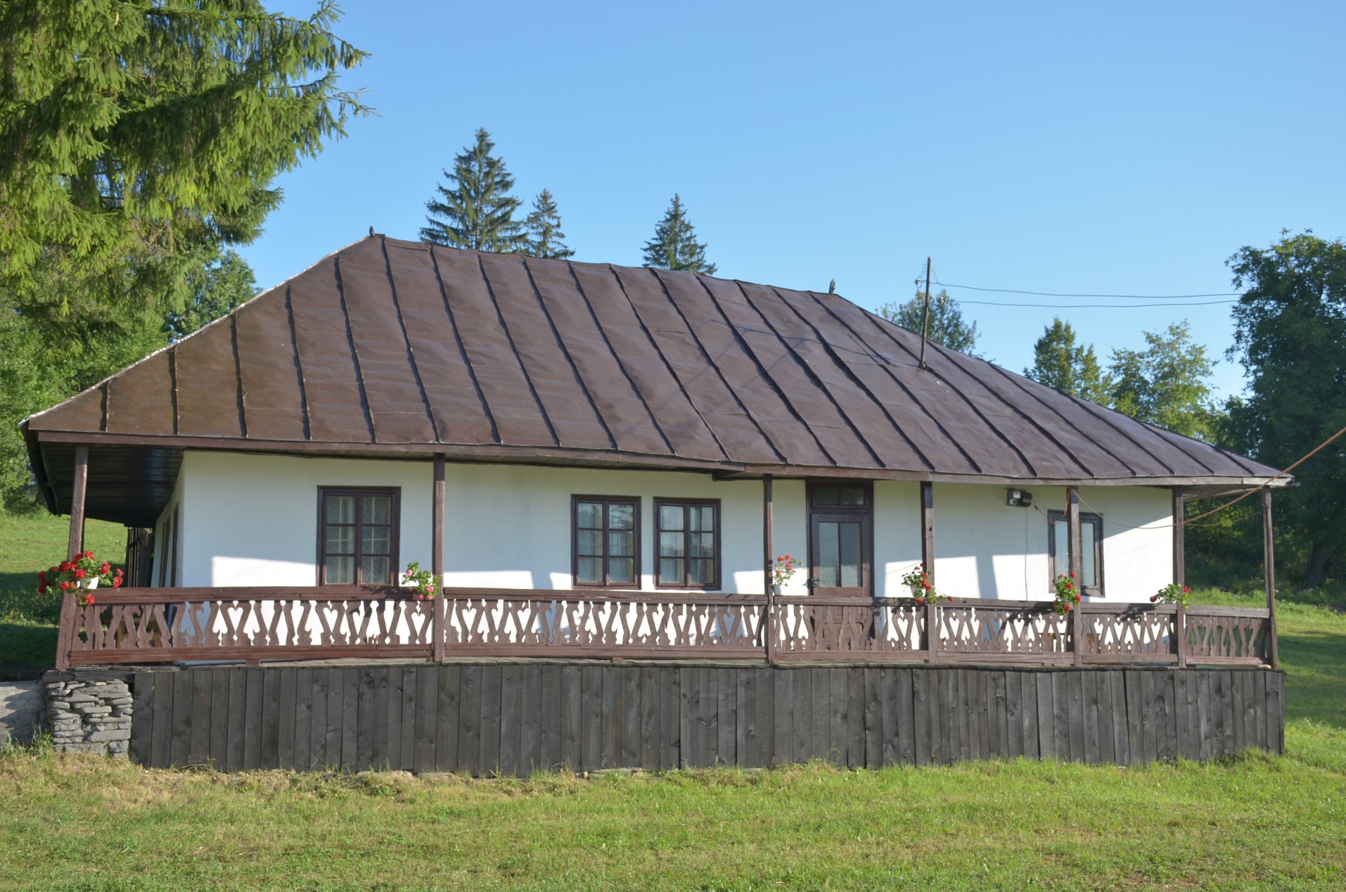 Schitul din „Poiana liniştii”, resfinţit de IPS Mitropolit Teofan