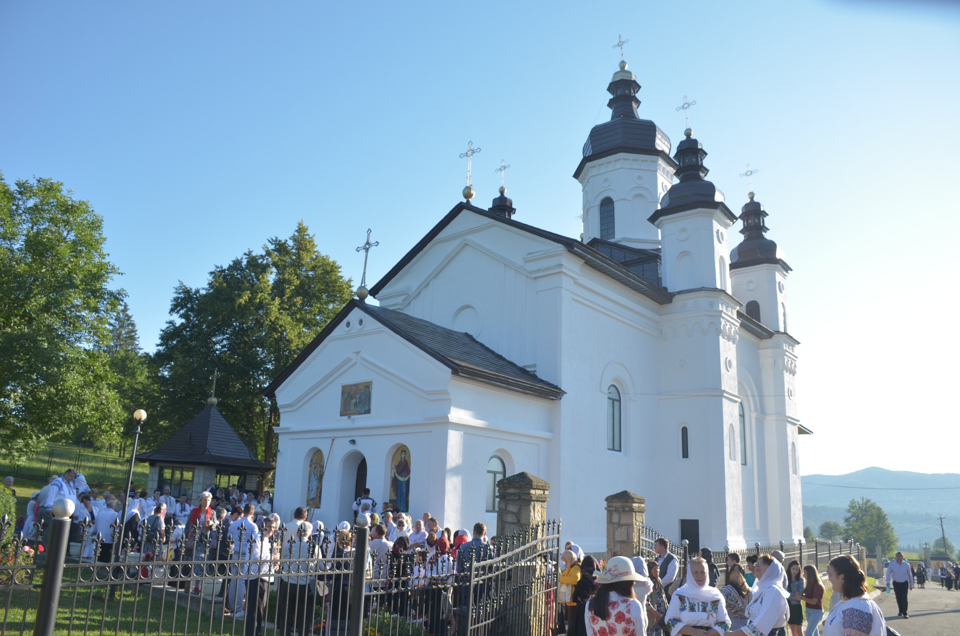 Schitul din „Poiana liniştii”, resfinţit de IPS Mitropolit Teofan