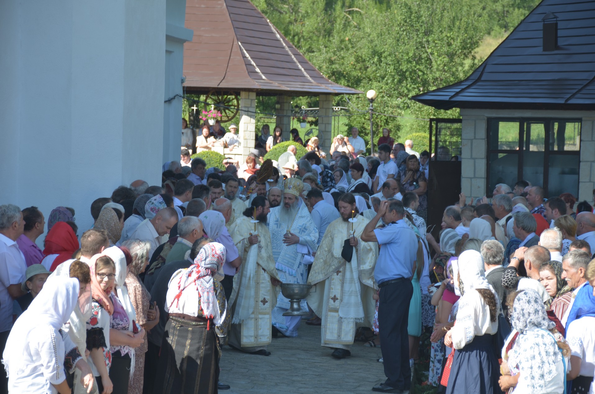 Schitul din „Poiana liniştii”, resfinţit de IPS Mitropolit Teofan
