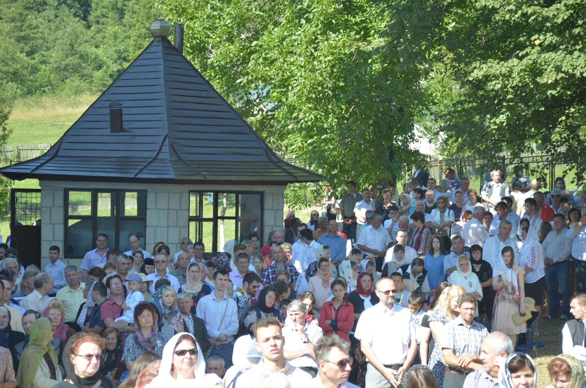 Schitul din „Poiana liniştii”, resfinţit de IPS Mitropolit Teofan