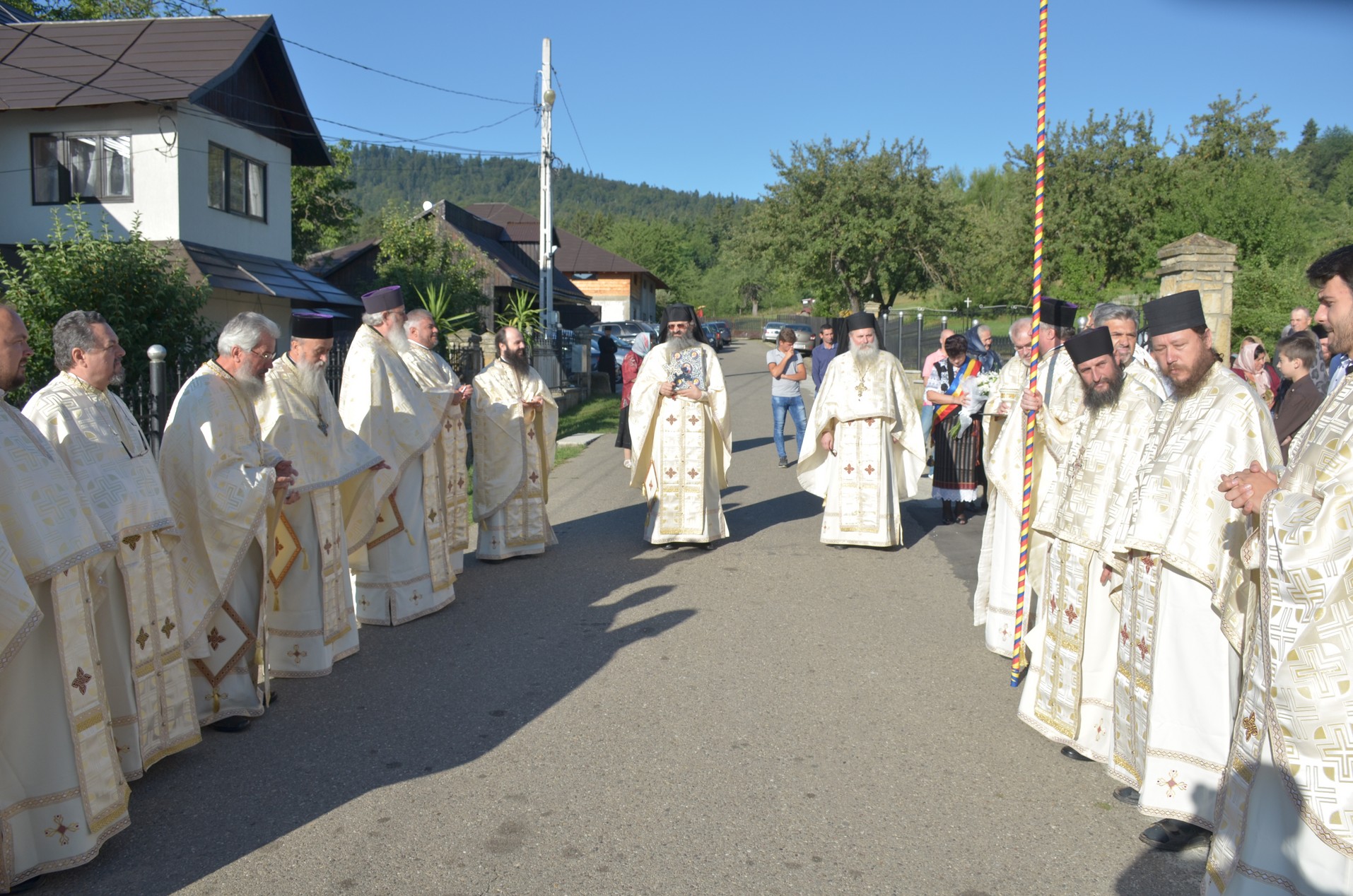 Schitul din „Poiana liniştii”, resfinţit de IPS Mitropolit Teofan